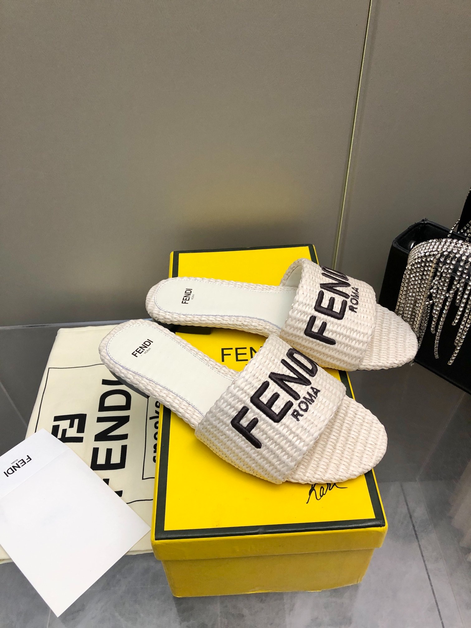 펜디 25 봄여름 신상 자수 슬리퍼