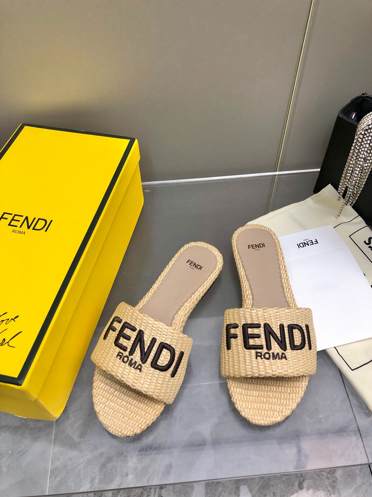 펜디 25 봄여름 신상 자수 슬리퍼