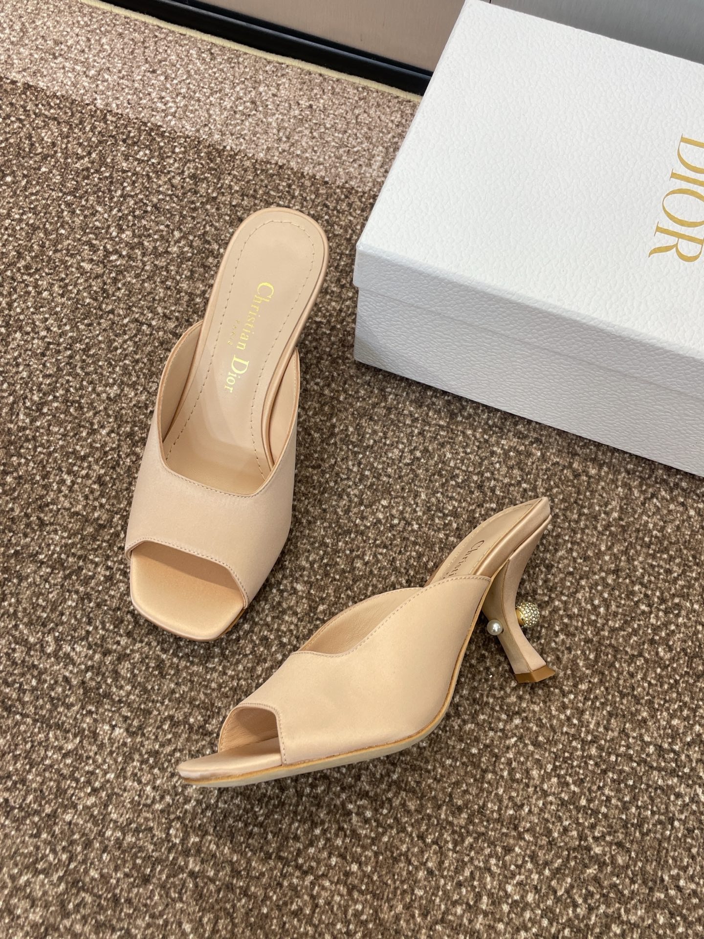 디올 25 봄여름 컬렉션 뉴 트리발레스 오픈토 슈즈