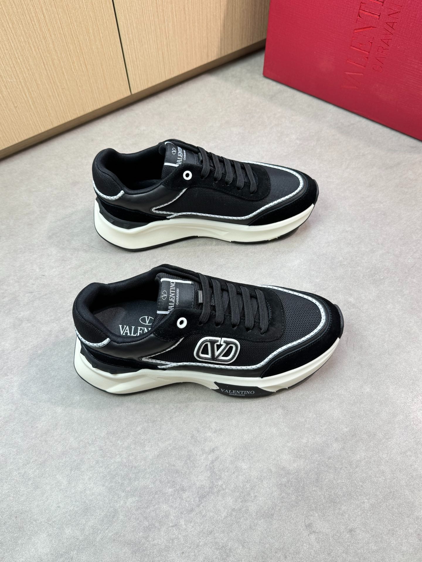 발렌티노 신상 스니커즈