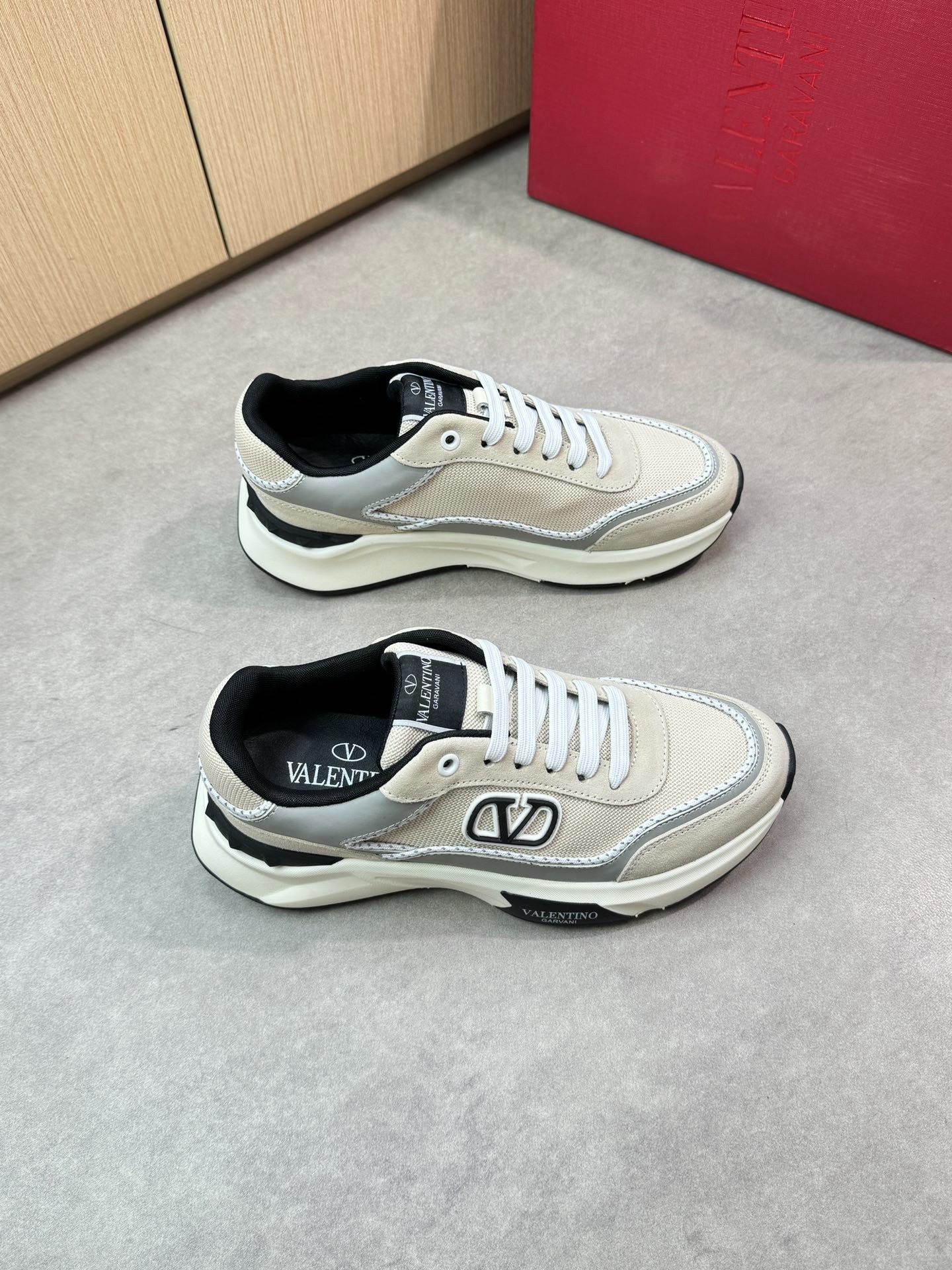 발렌티노 신상 스니커즈