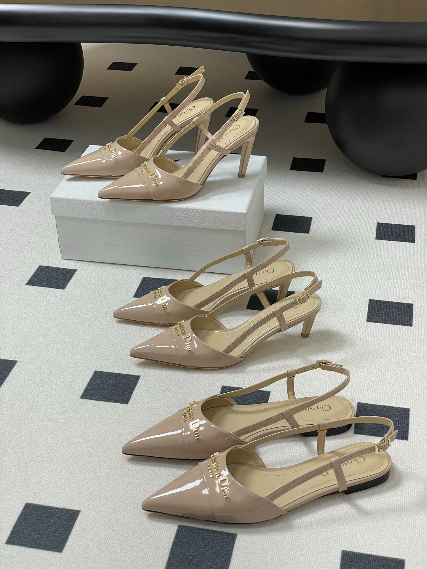 디올 골드 레터링 스틸레토 펌프스 힐