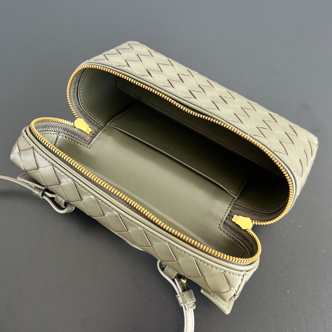 보테가베네타 신상 Vanity Case 끈 파우치