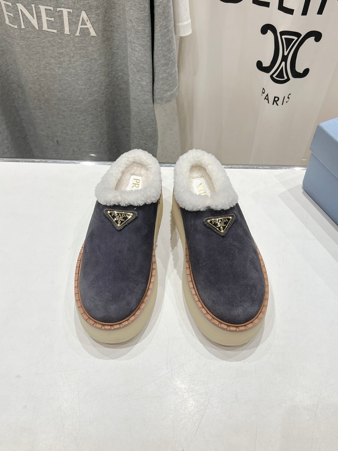 프라다 25ss 신상 털 통굽 세미 슬리퍼