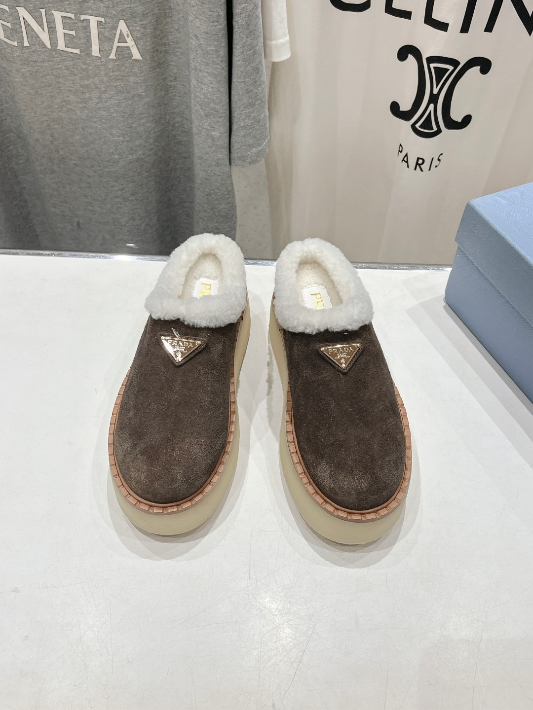프라다 25ss 신상 털 통굽 세미 슬리퍼