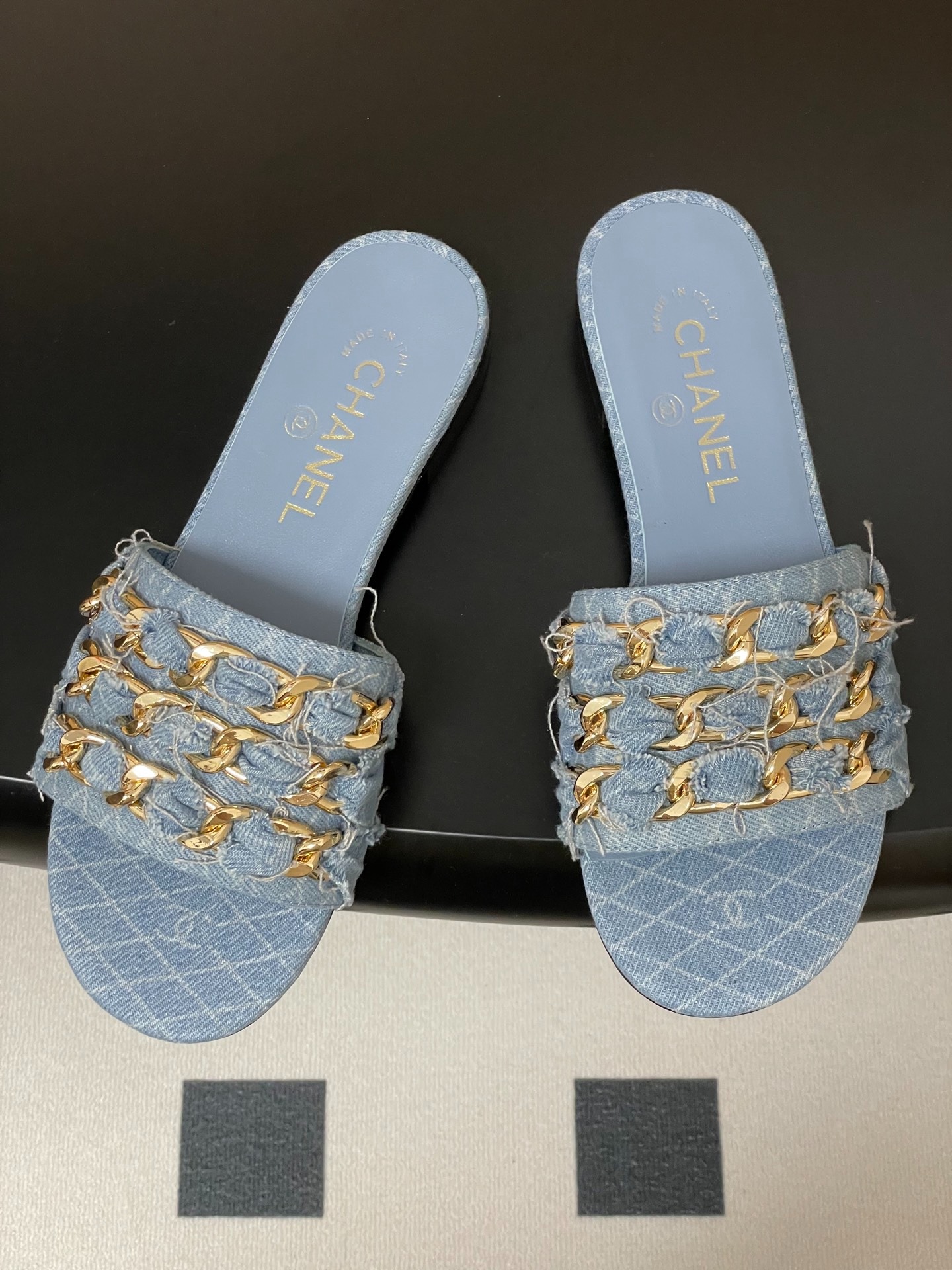 샤넬 25B 빅 체인 플랫 스틸레토 슬리퍼