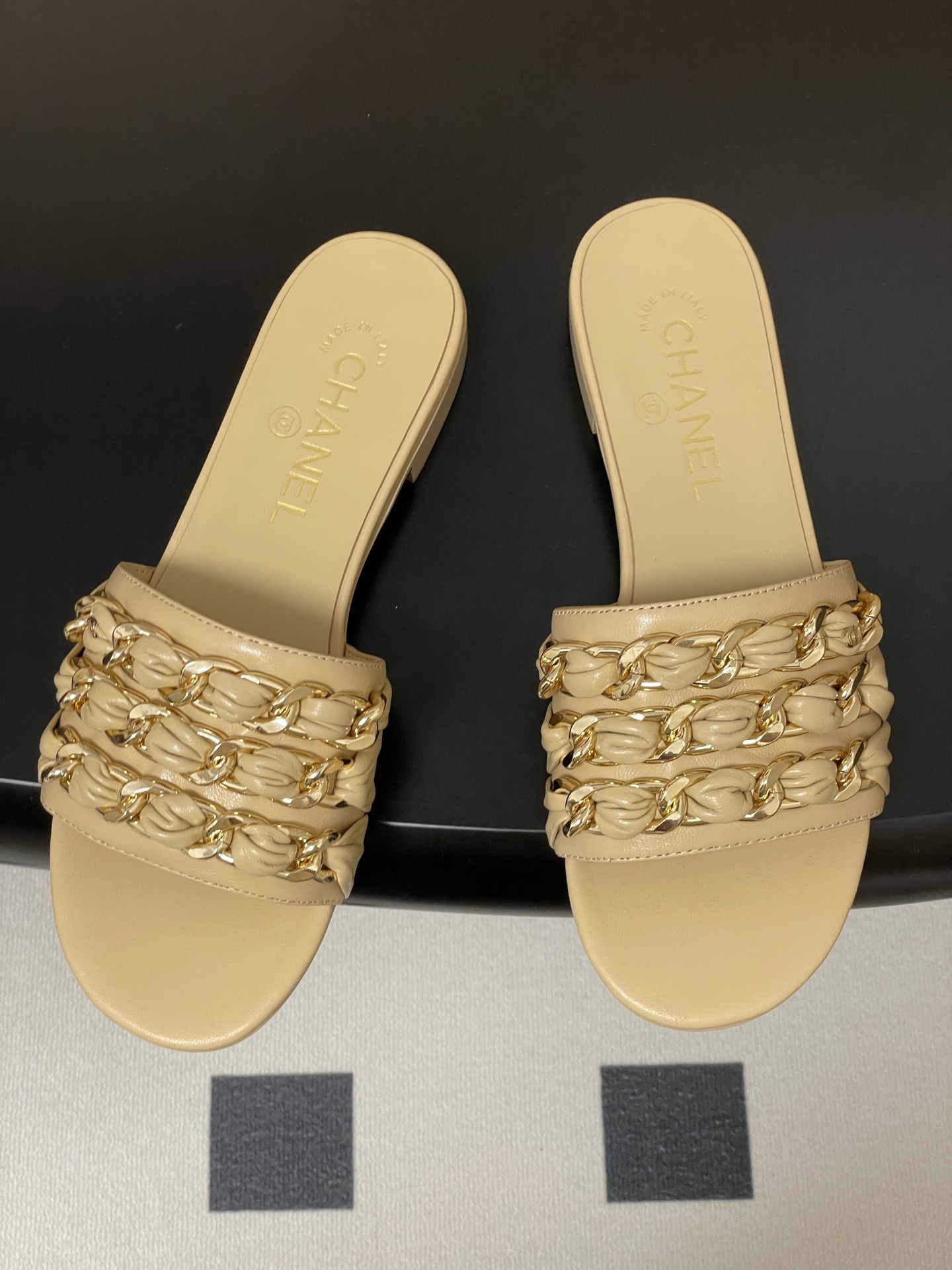 샤넬 25B 빅 체인 플랫 스틸레토 슬리퍼