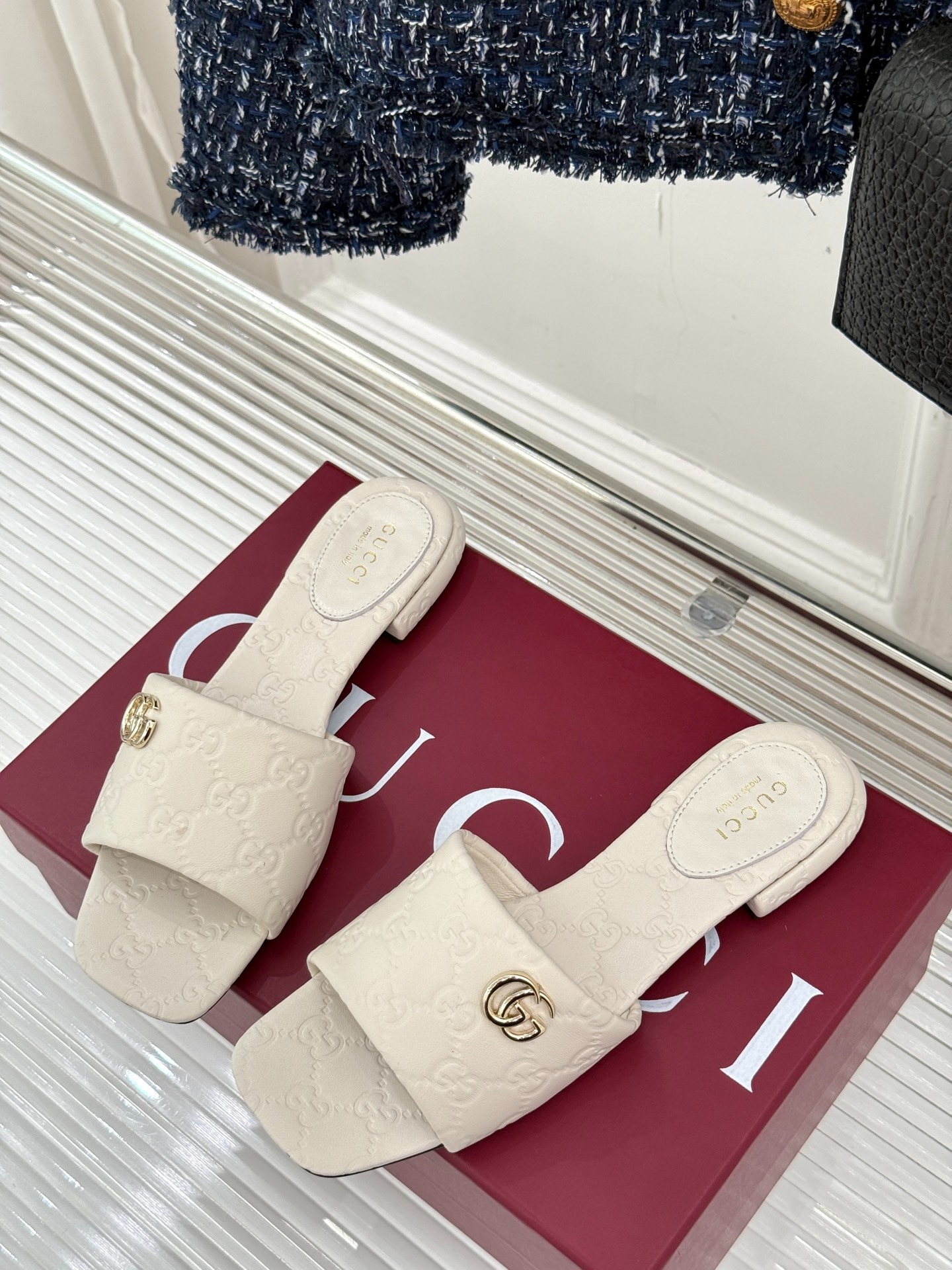 구찌 클래식 엠보 플랫 샌들