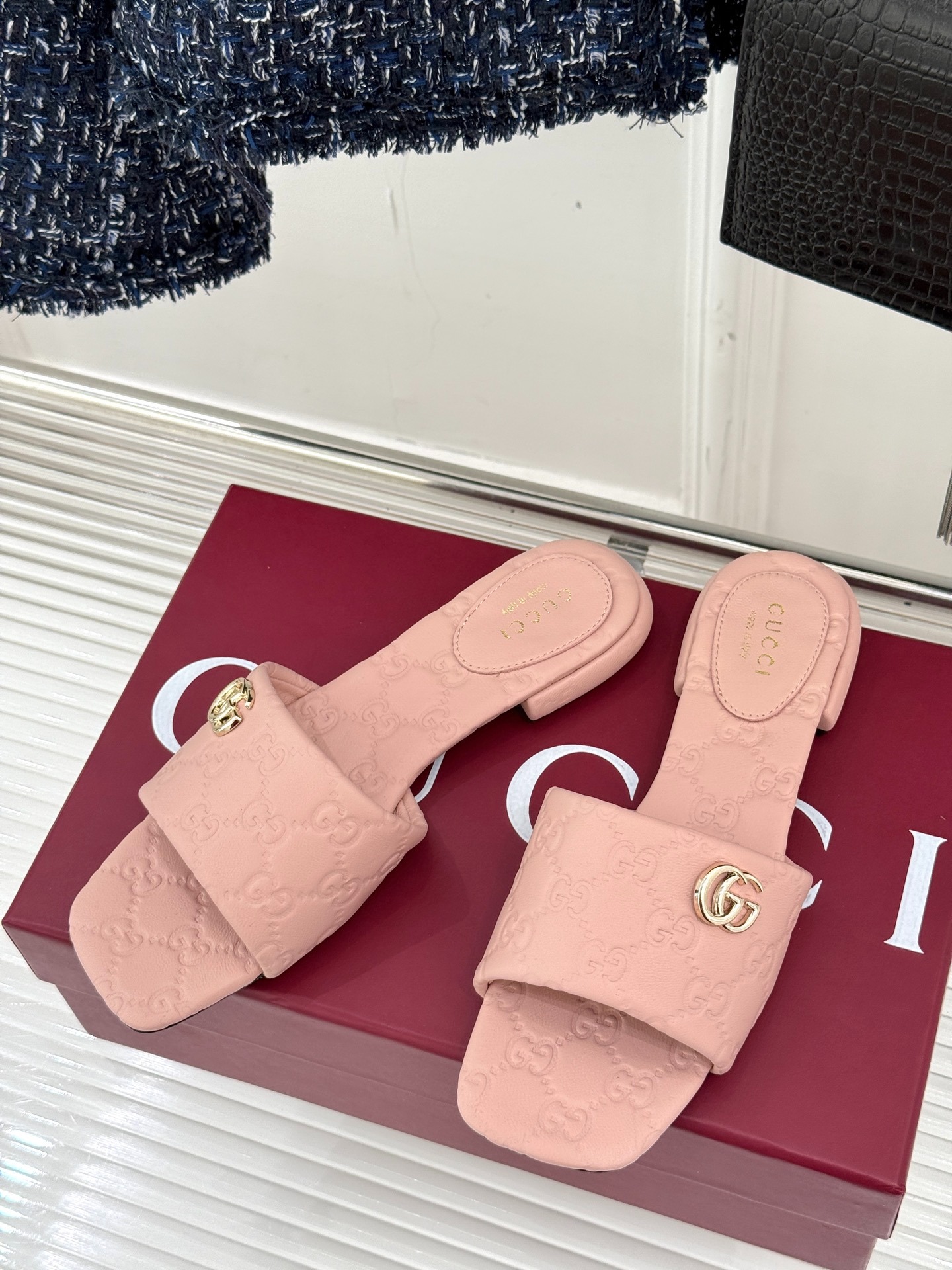 구찌 클래식 엠보 플랫 샌들