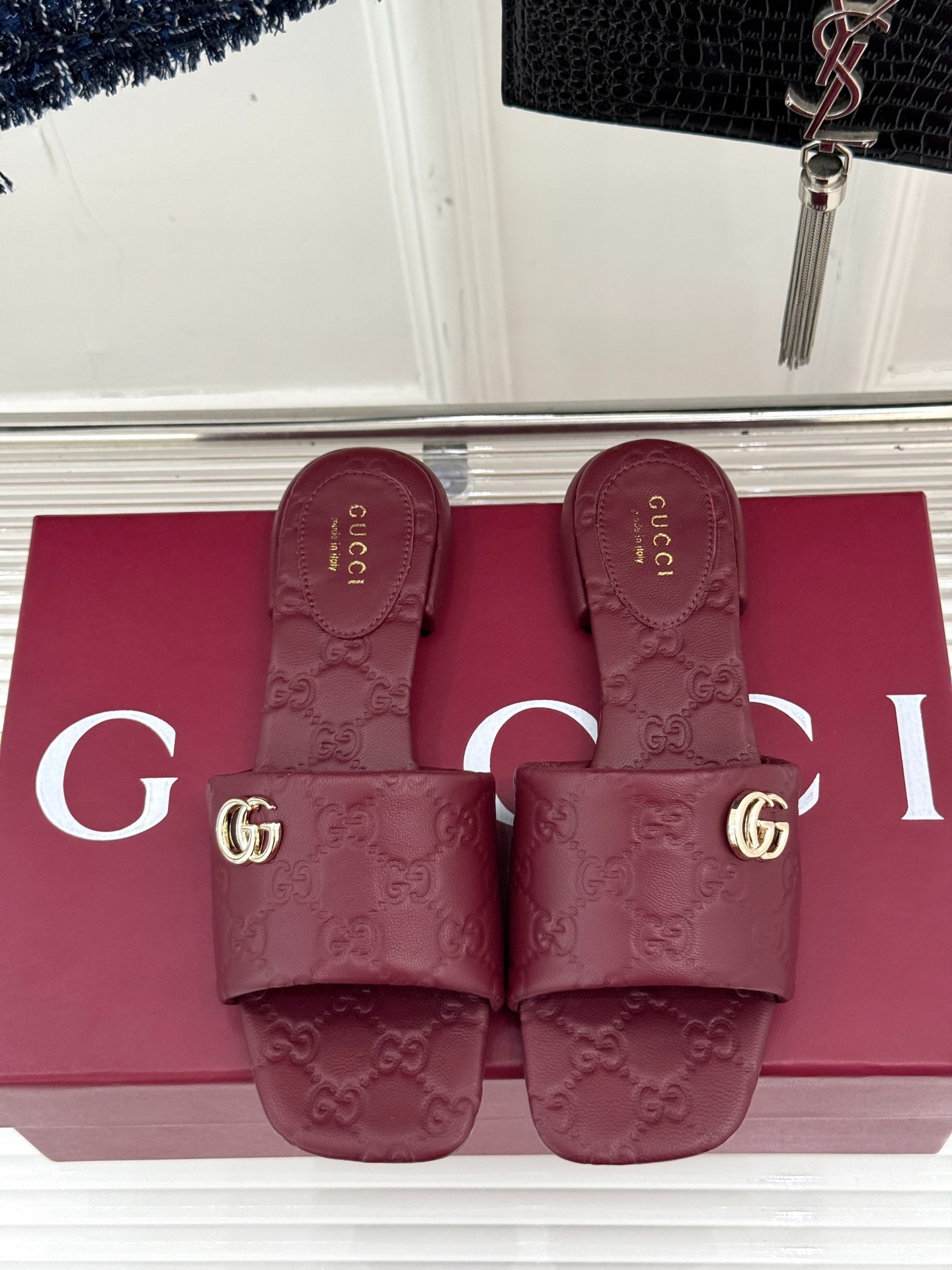 구찌 클래식 엠보 플랫 샌들