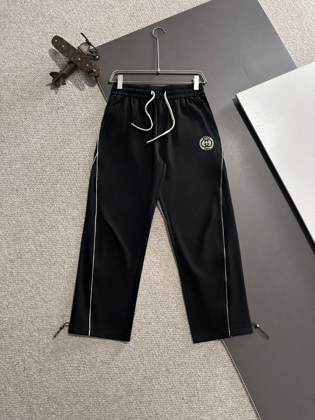 구찌 2025 봄여름 밴딩 캐주얼 팬츠