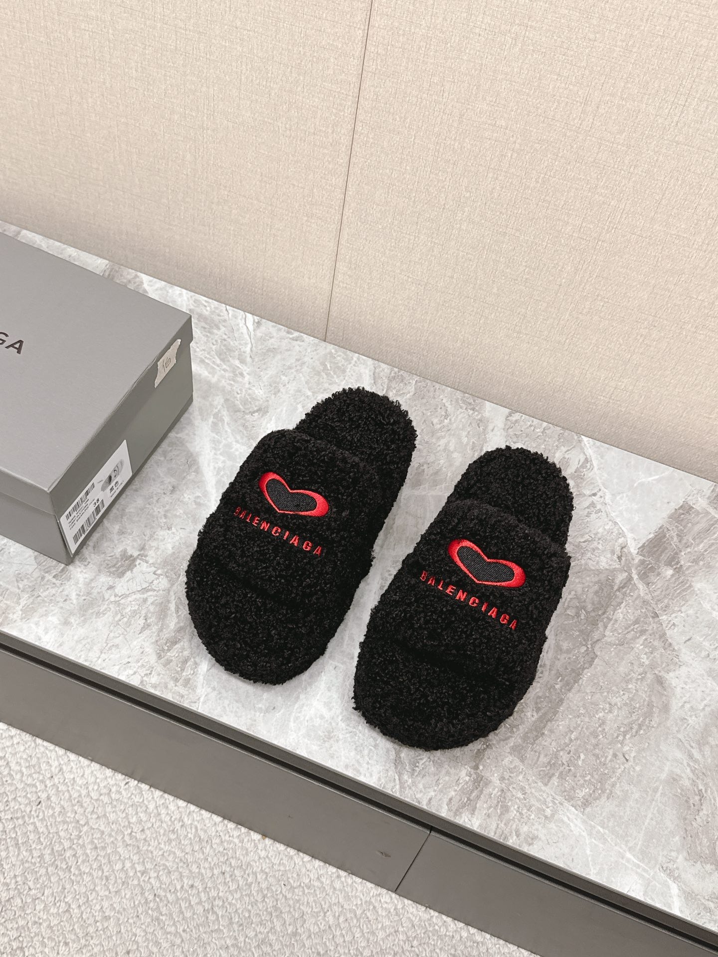 발렌시아가 신상 커플 슬리퍼