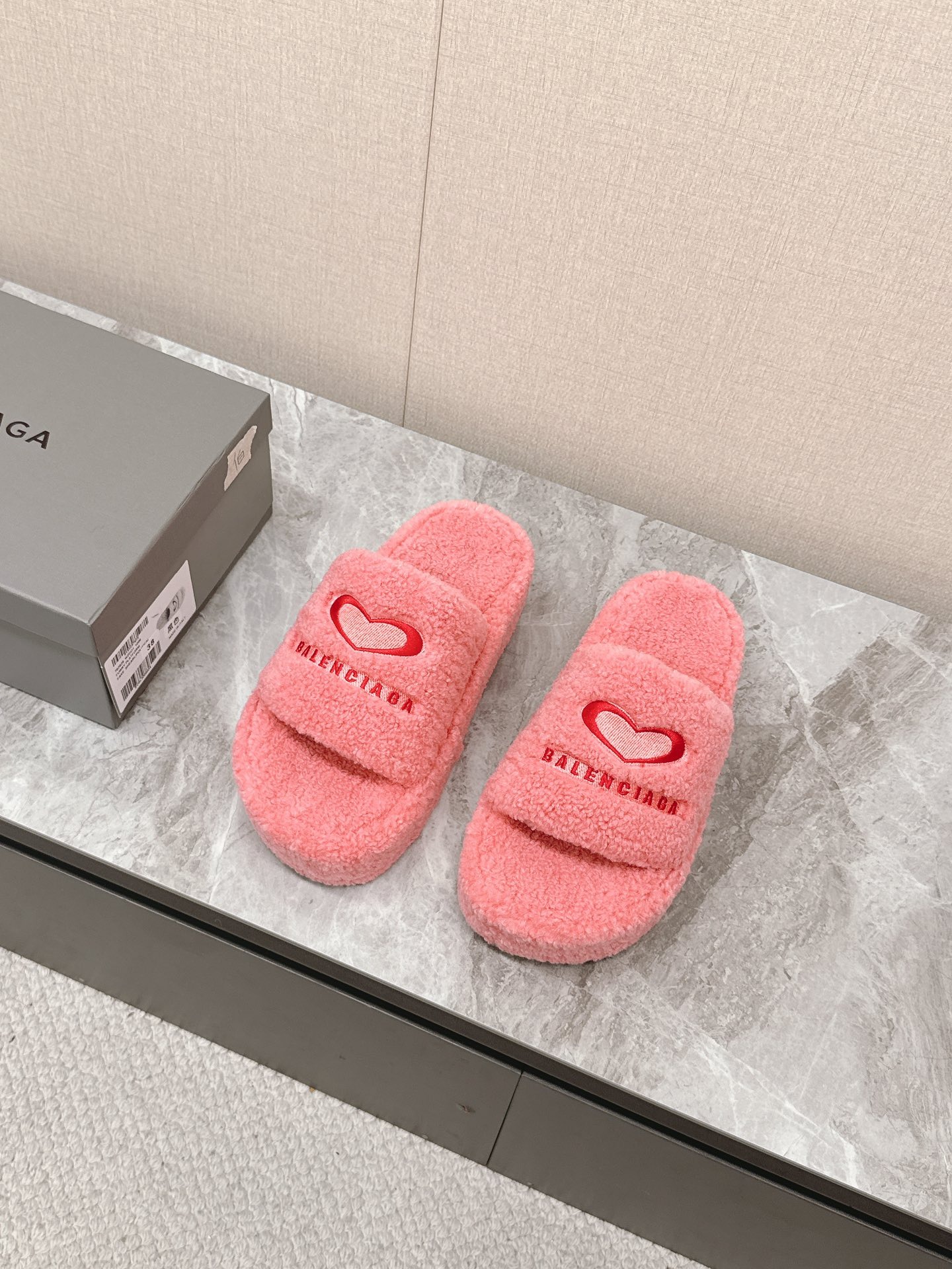 발렌시아가 신상 커플 슬리퍼
