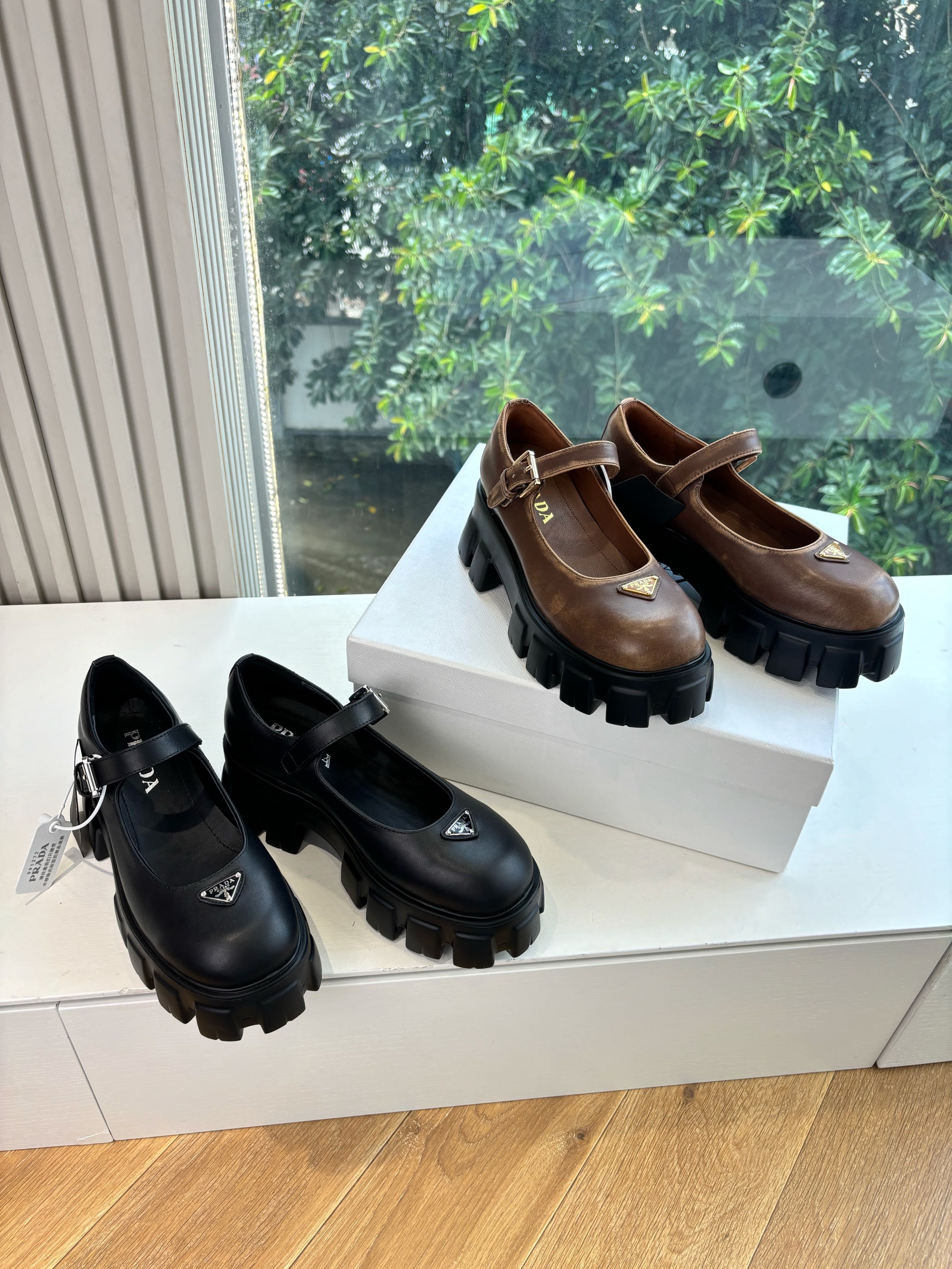 프라다 25Fw 최신 메리제인 통굽 펌프스 로퍼