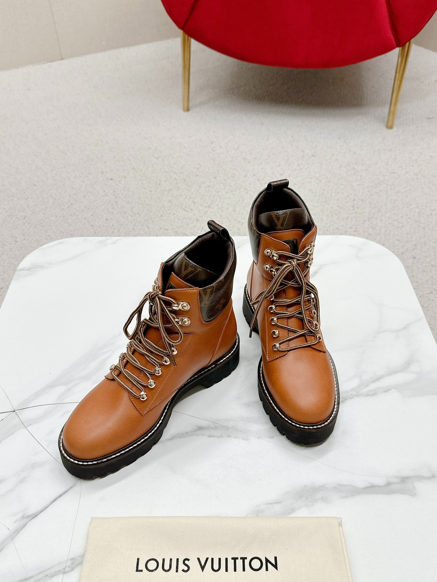루이비통 신상 앵클 워커 스트랩 부츠