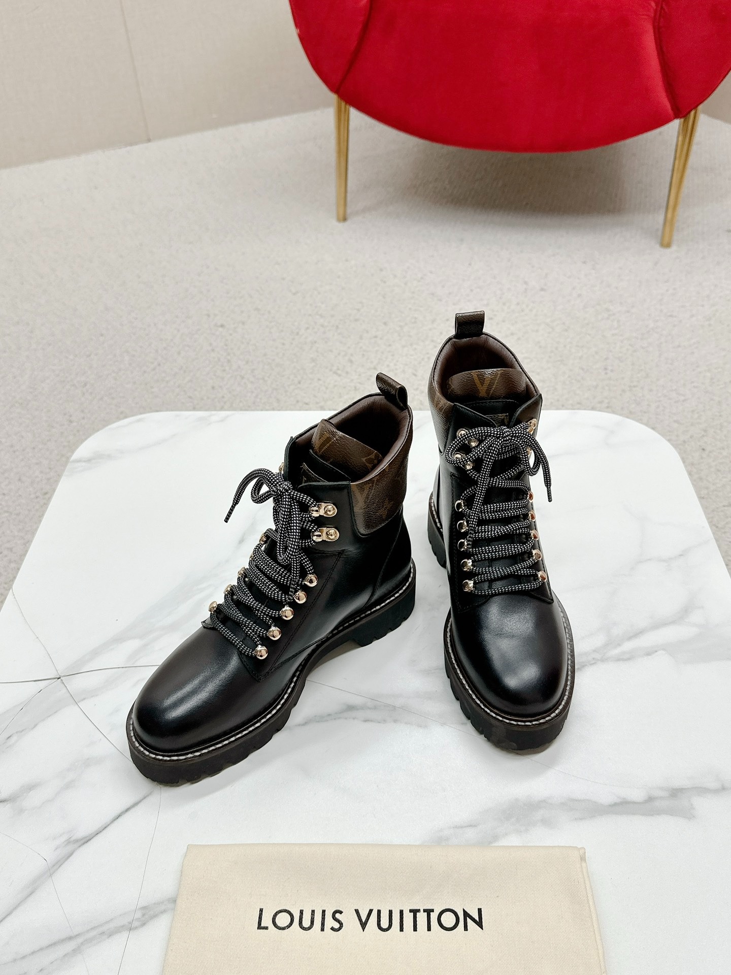 루이비통 신상 앵클 워커 스트랩 부츠