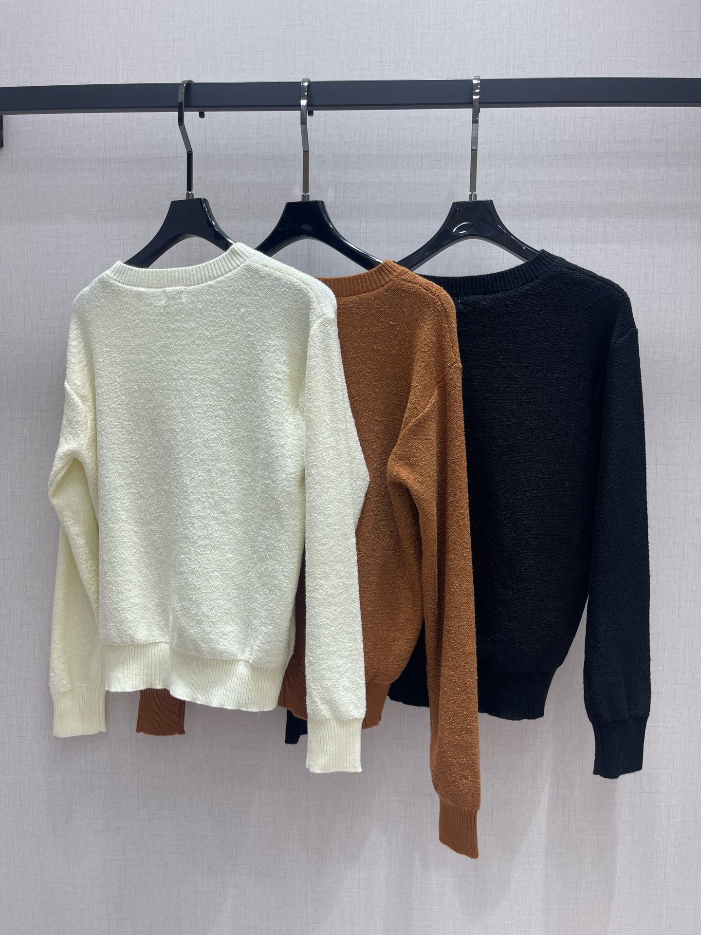 로에베 초봄 신상 울100% 라운드 니트 탑