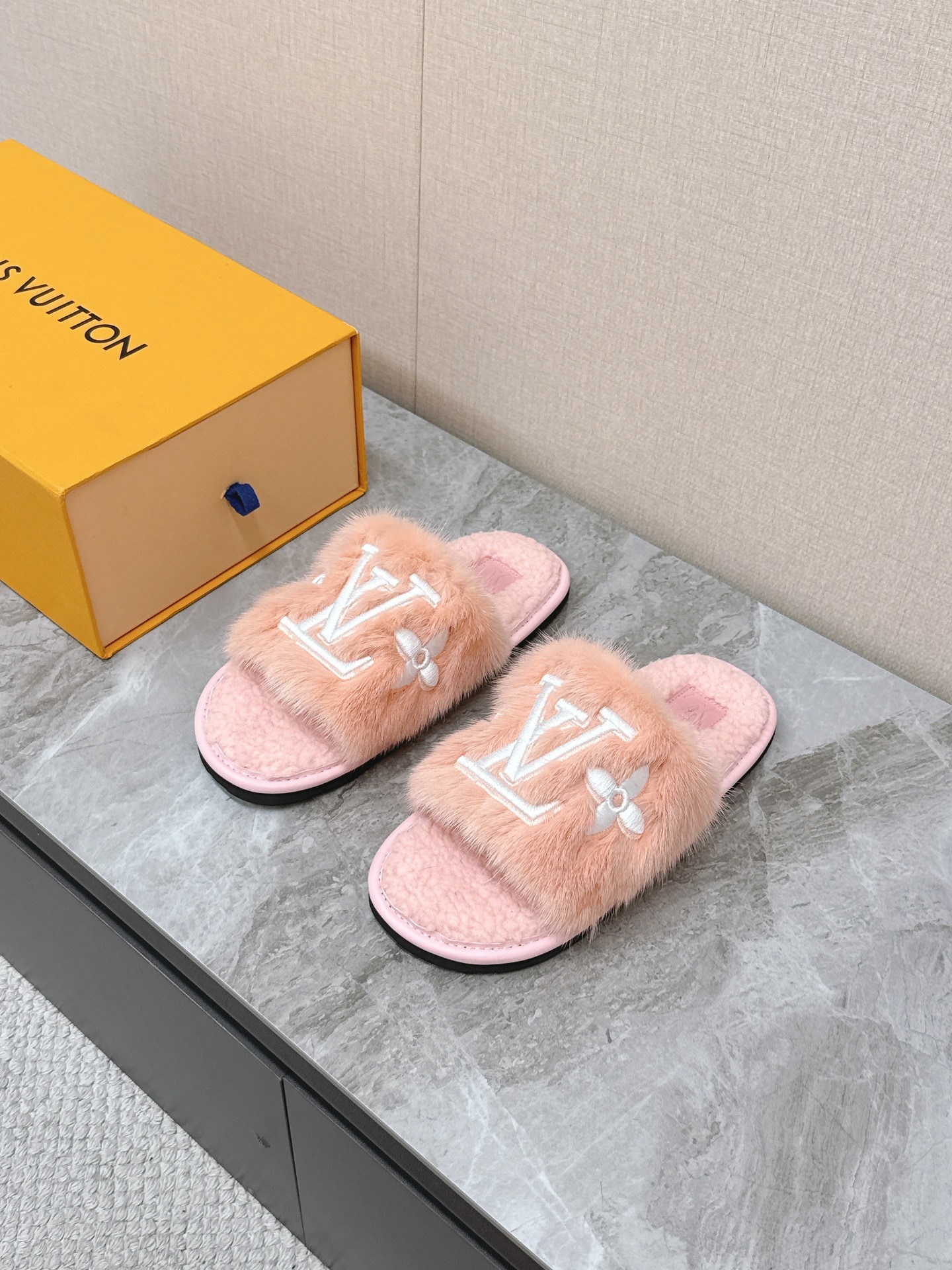 루이비통 신상 털 슬리퍼
