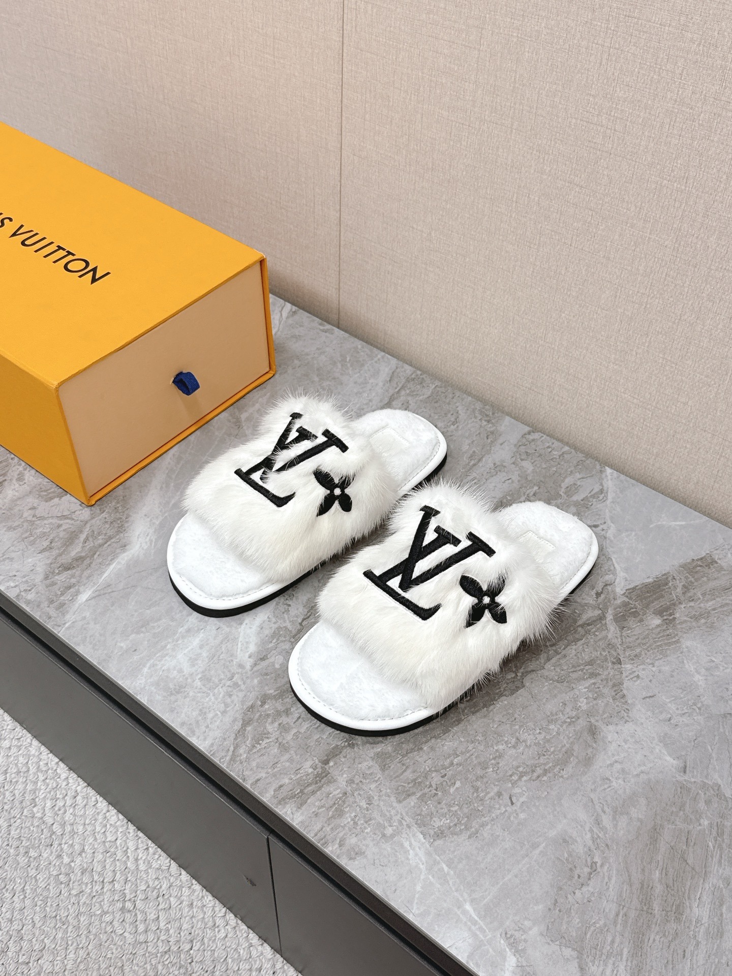 루이비통 신상 털 슬리퍼