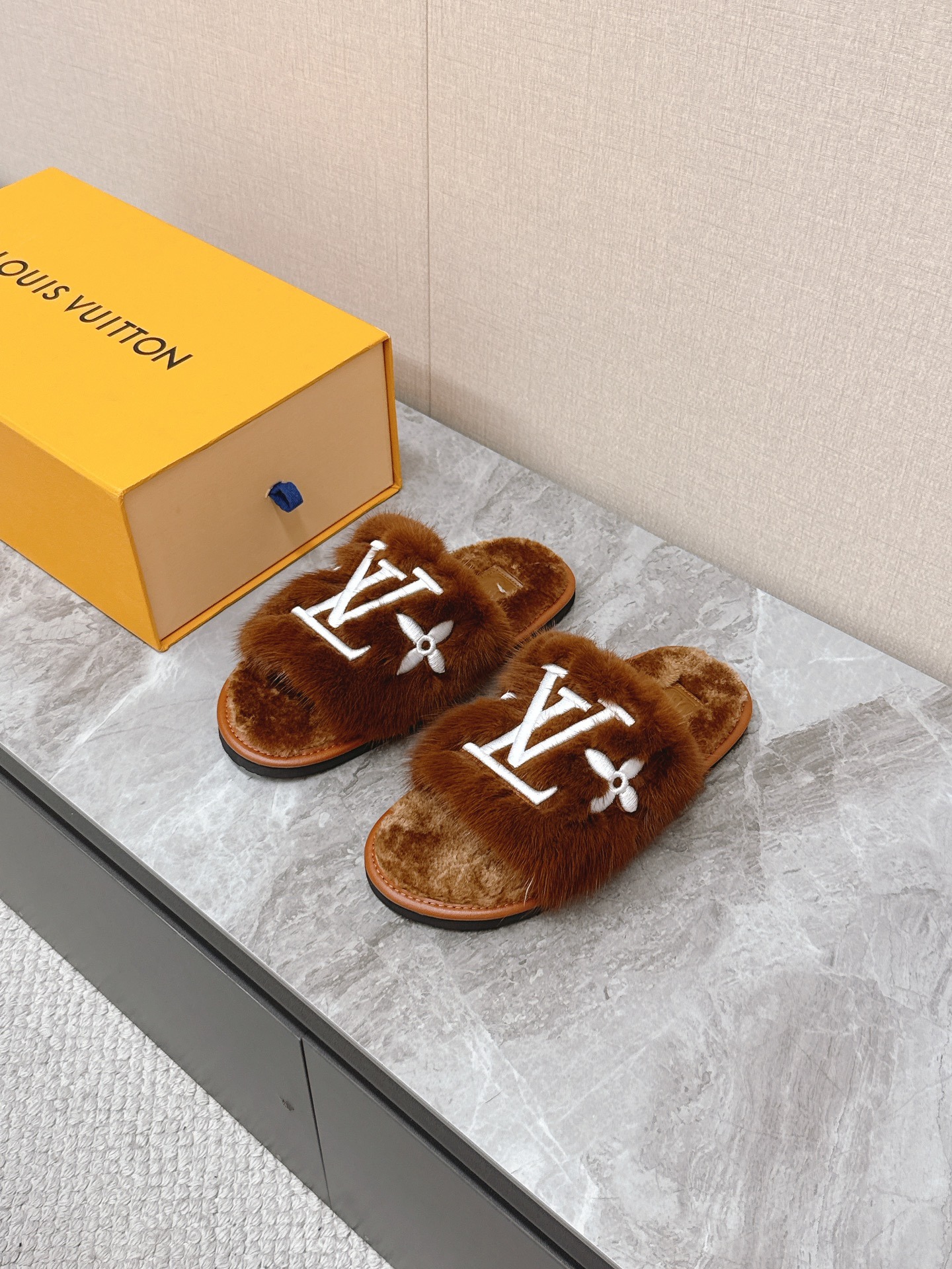 루이비통 신상 털 슬리퍼