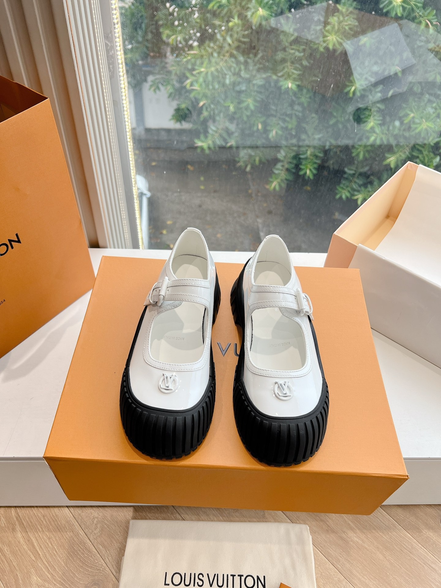 루이비통 클래식 로얄 통굽 샌들