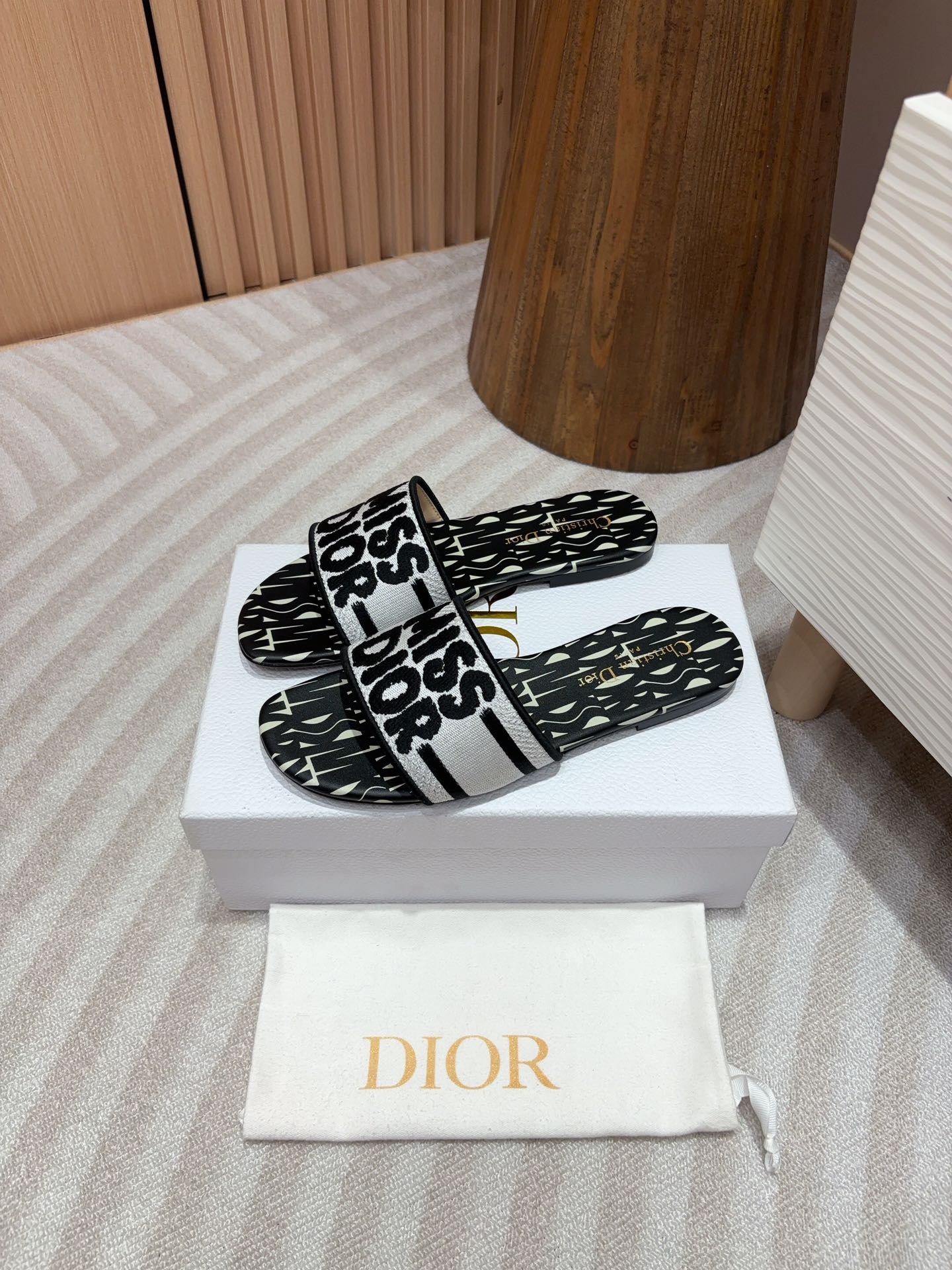 디올 신상 스퀘어 통굽 일자 슬리퍼
