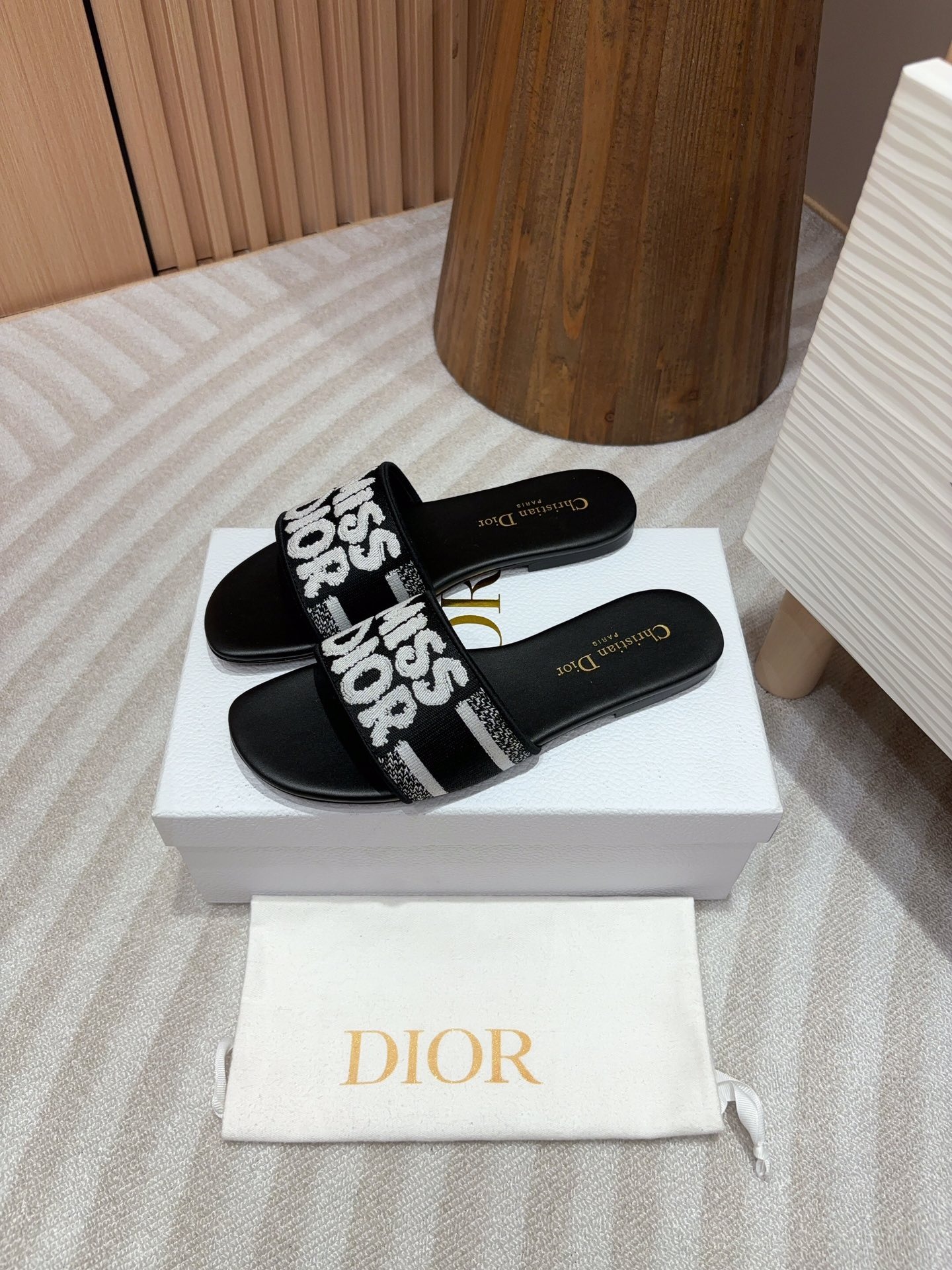 디올 신상 스퀘어 통굽 일자 슬리퍼