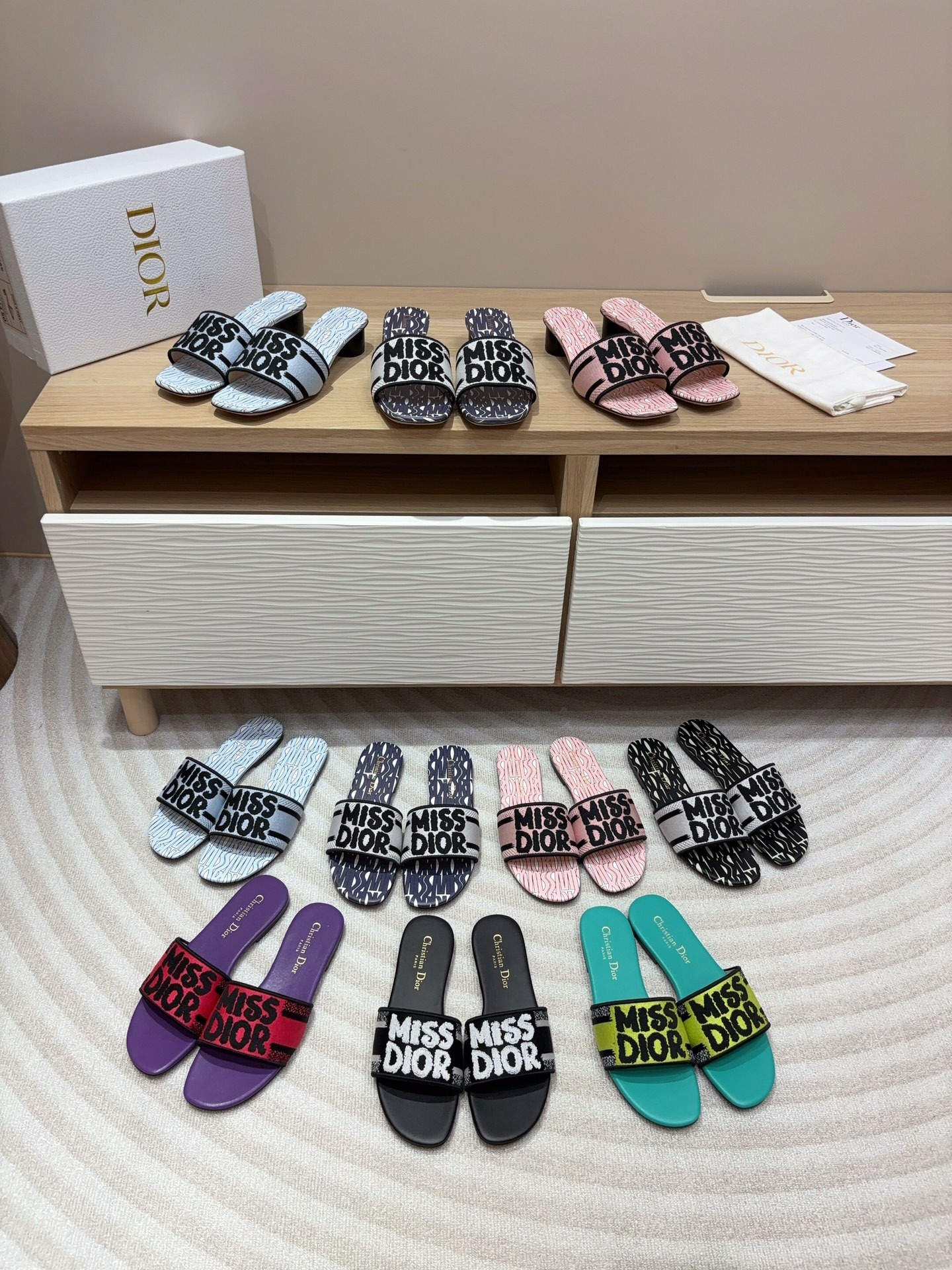 디올 신상 스퀘어 통굽 일자 슬리퍼