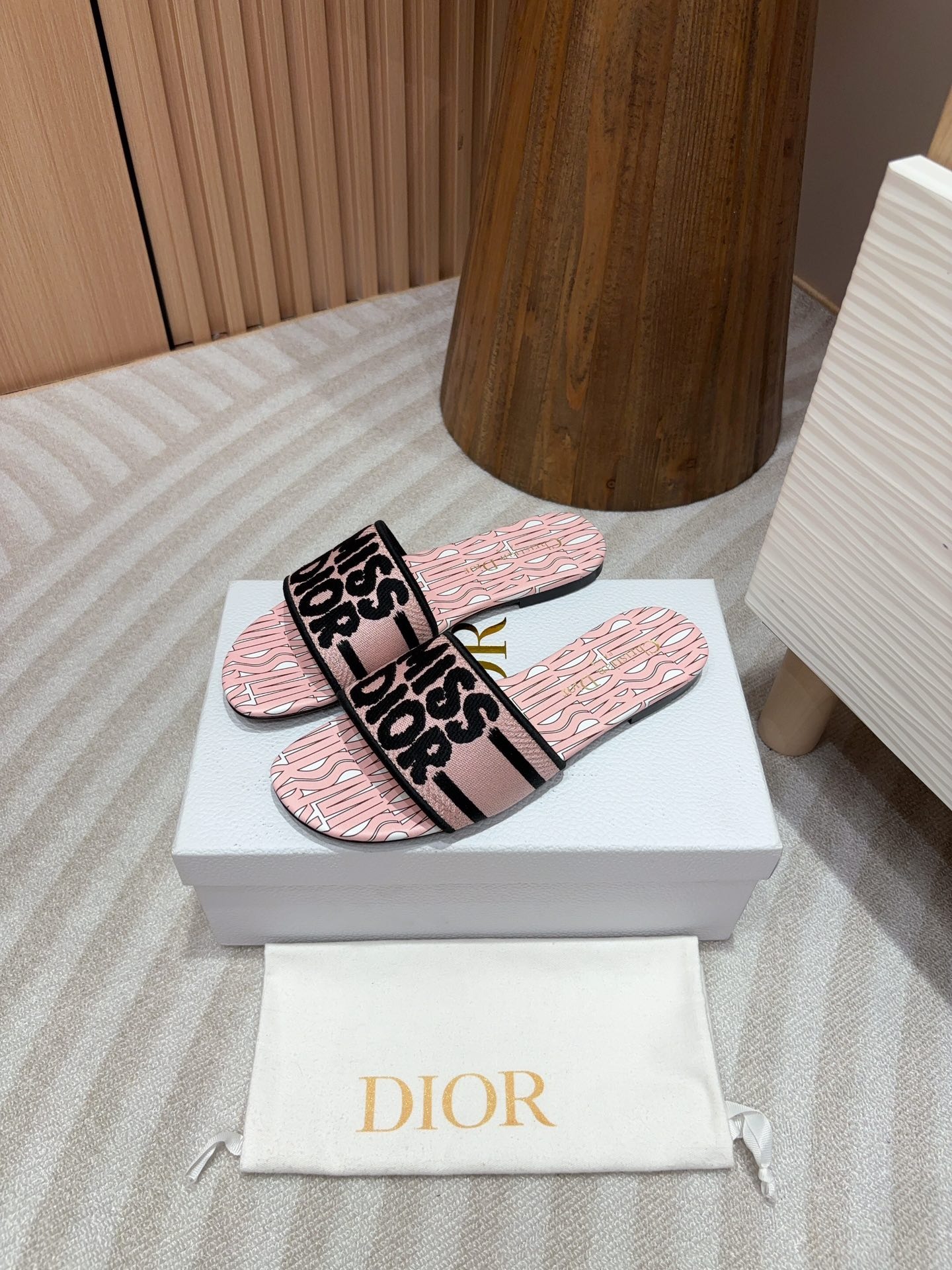 디올 신상 스퀘어 통굽 일자 슬리퍼