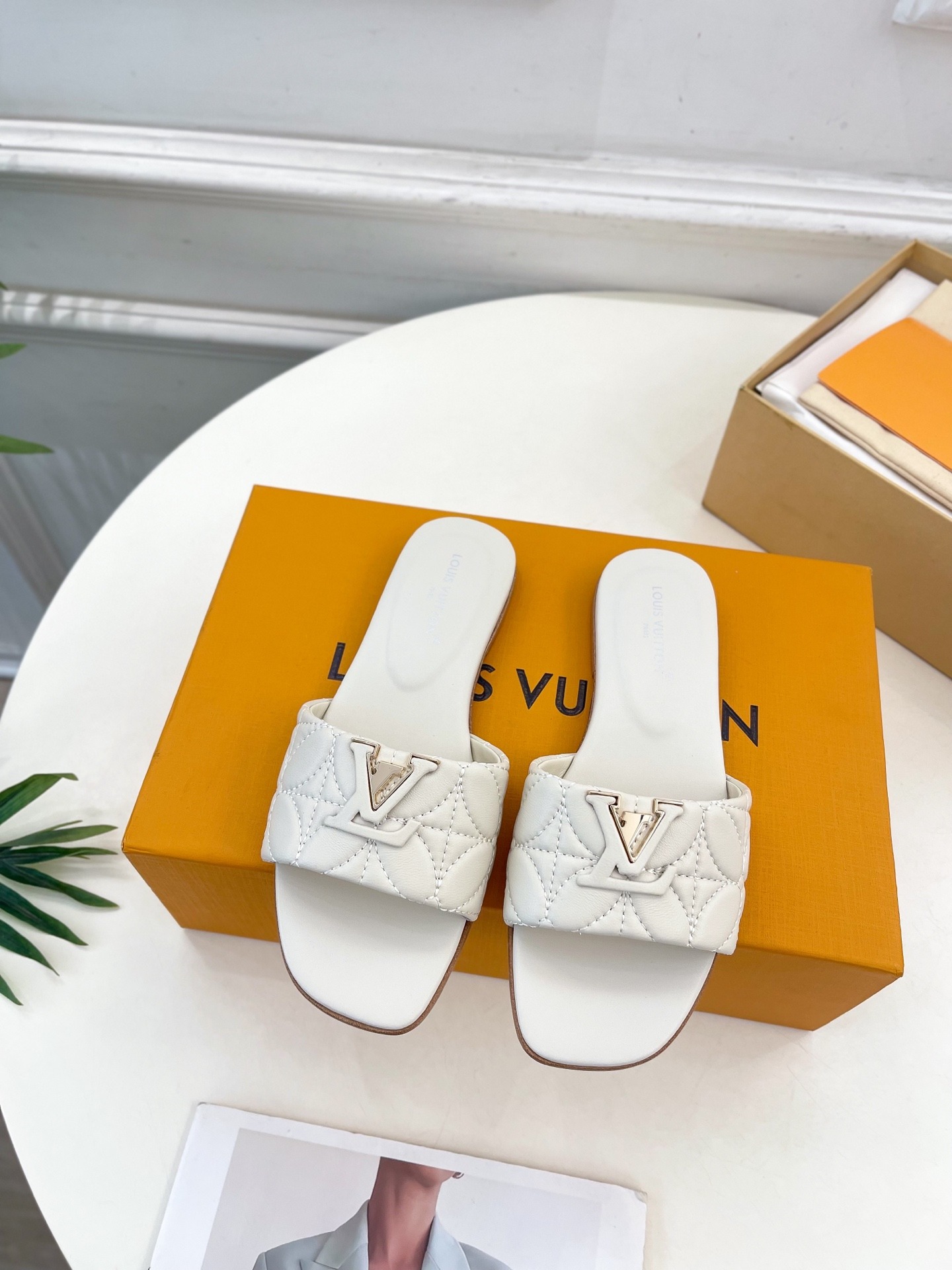 루이비통 25 뉴 프리미엄 레터링 슬리퍼