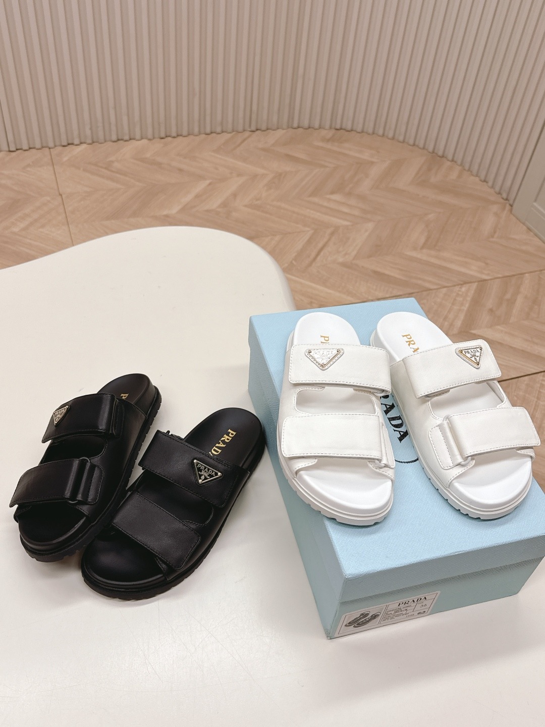 프라다 신상 삼각버클 벨크로 슬리퍼