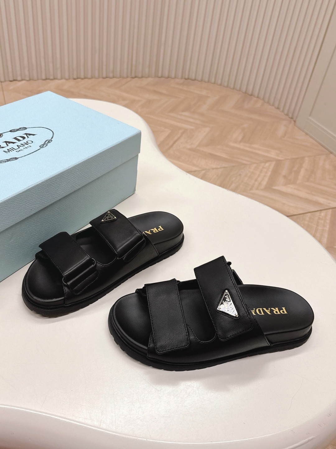 프라다 신상 삼각버클 벨크로 슬리퍼