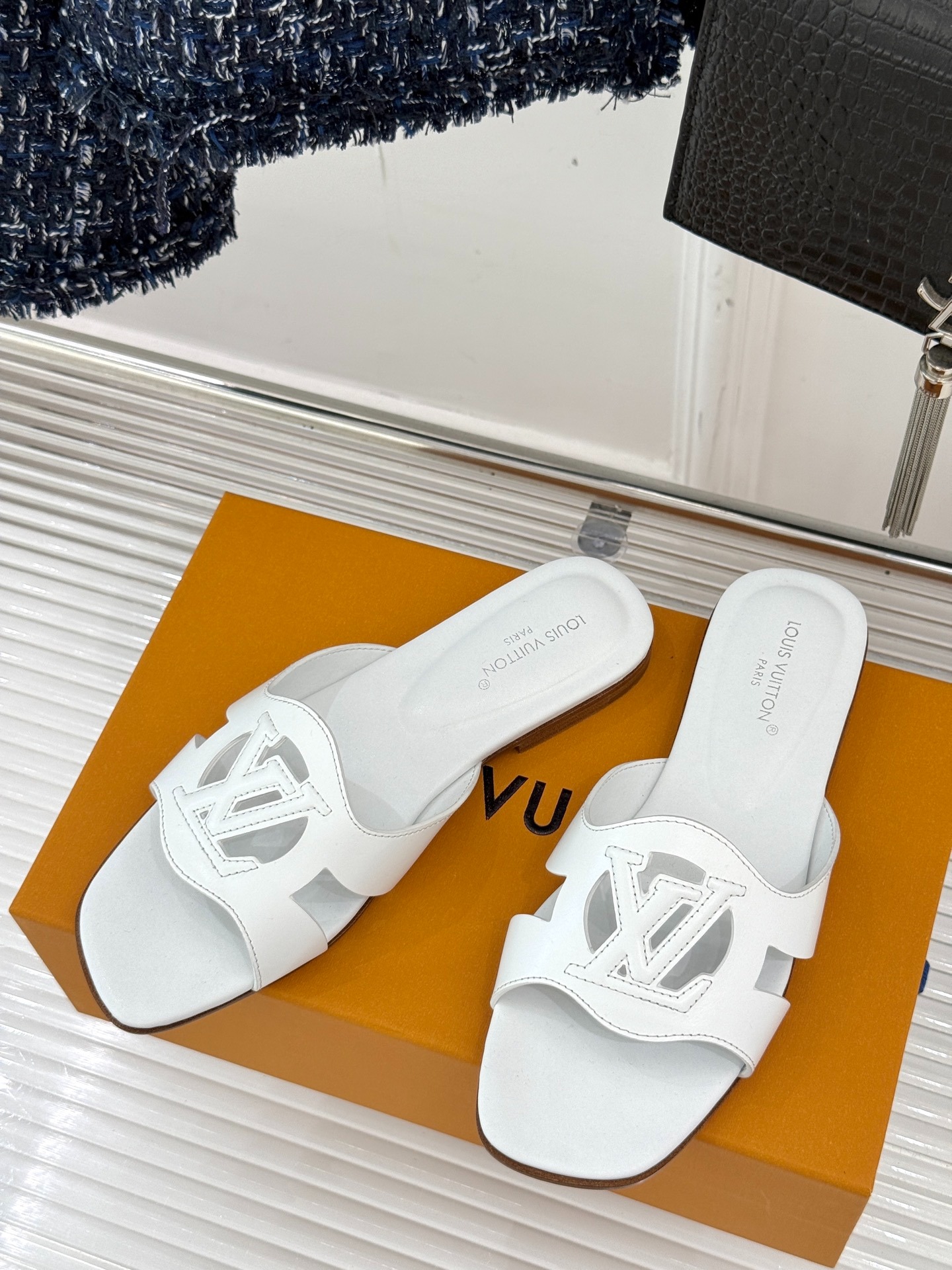 루이비통 오리지널 펀칭 슬리퍼