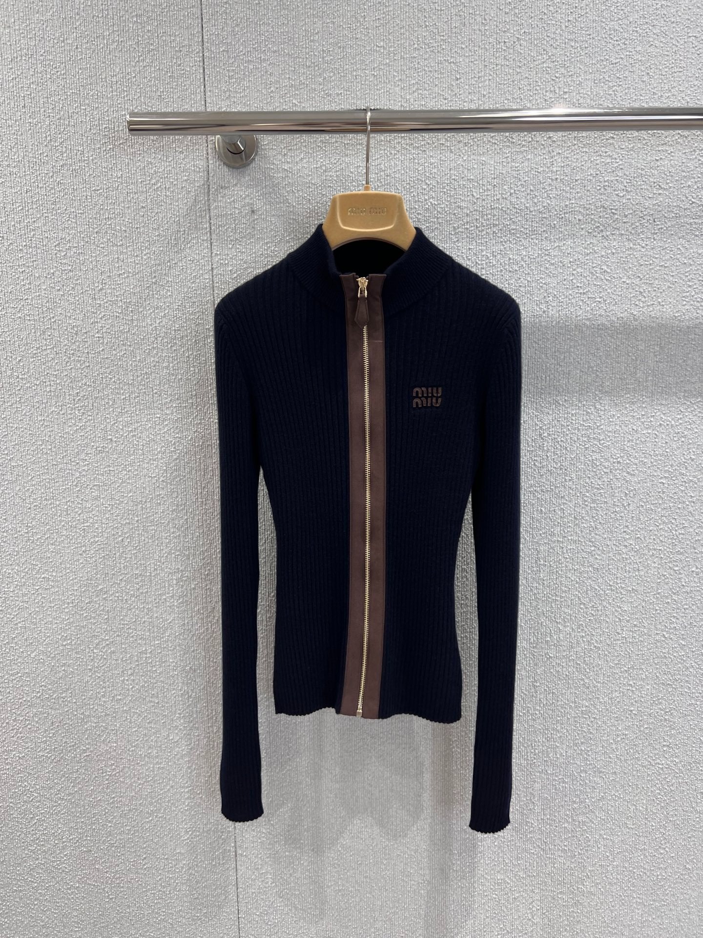 미우미우 25Fw 신상 하이넥 집업 니트 가디건