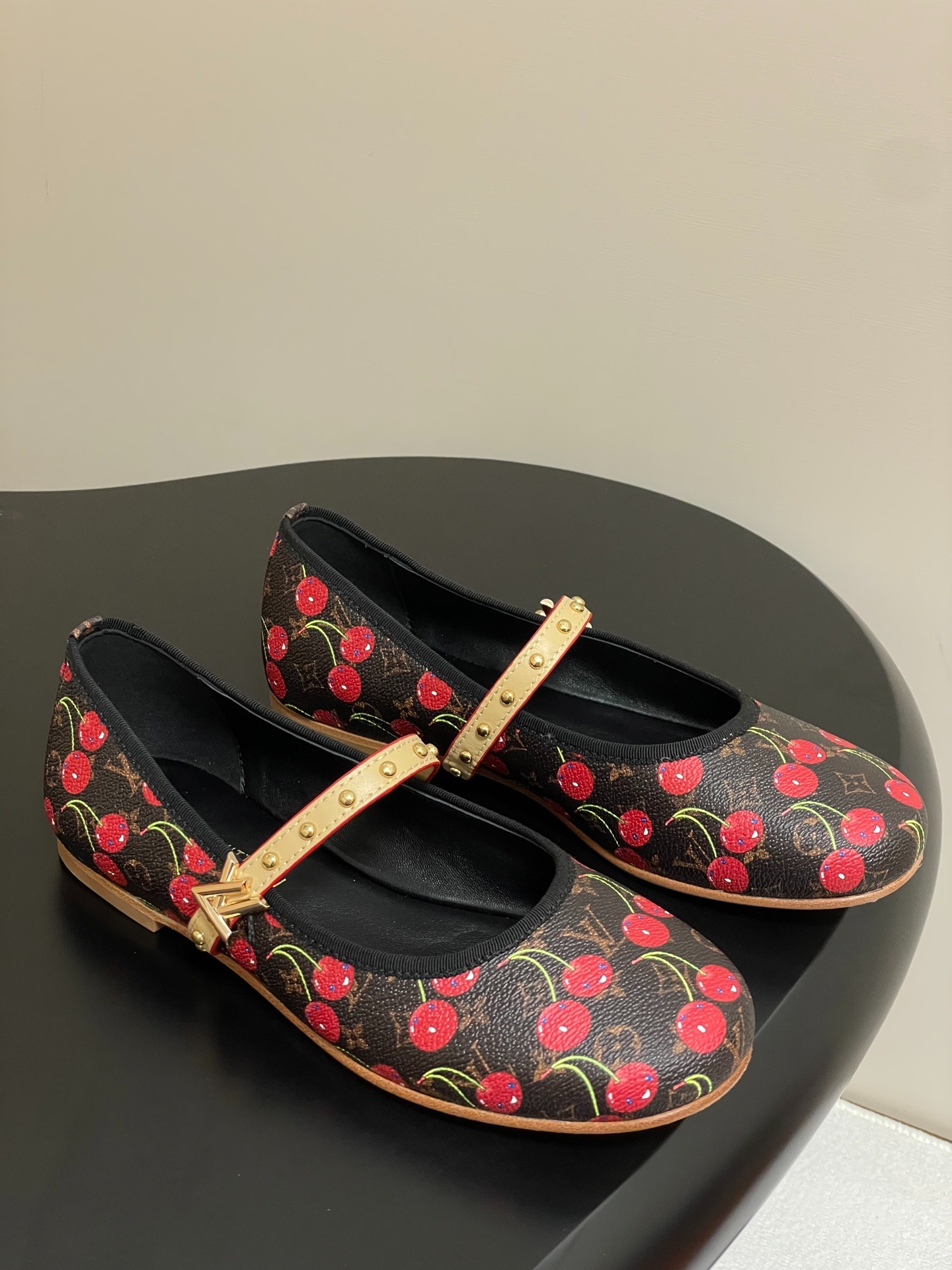 루이비통 25Ss 봄신상 × 무*카미 로미 플랫슈즈