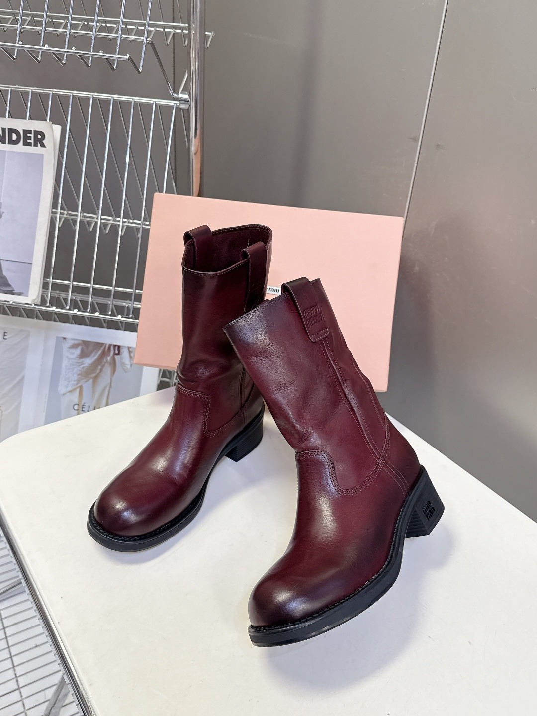 미우미우 신상 빈티지 가죽 부츠