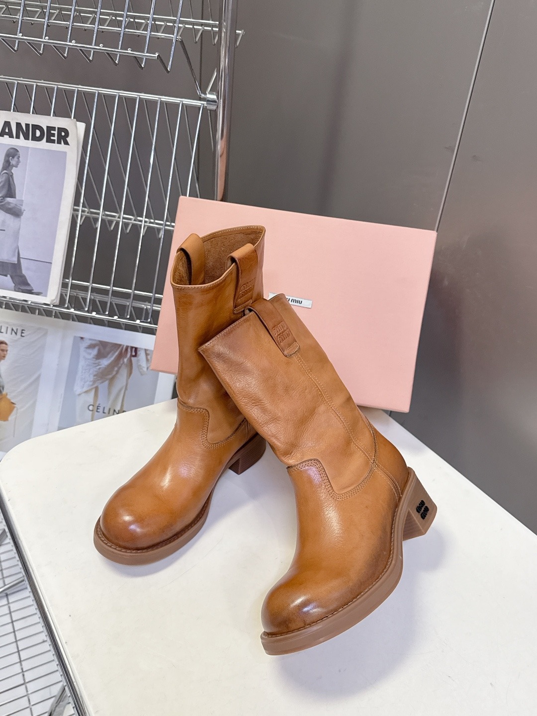 미우미우 신상 빈티지 가죽 부츠