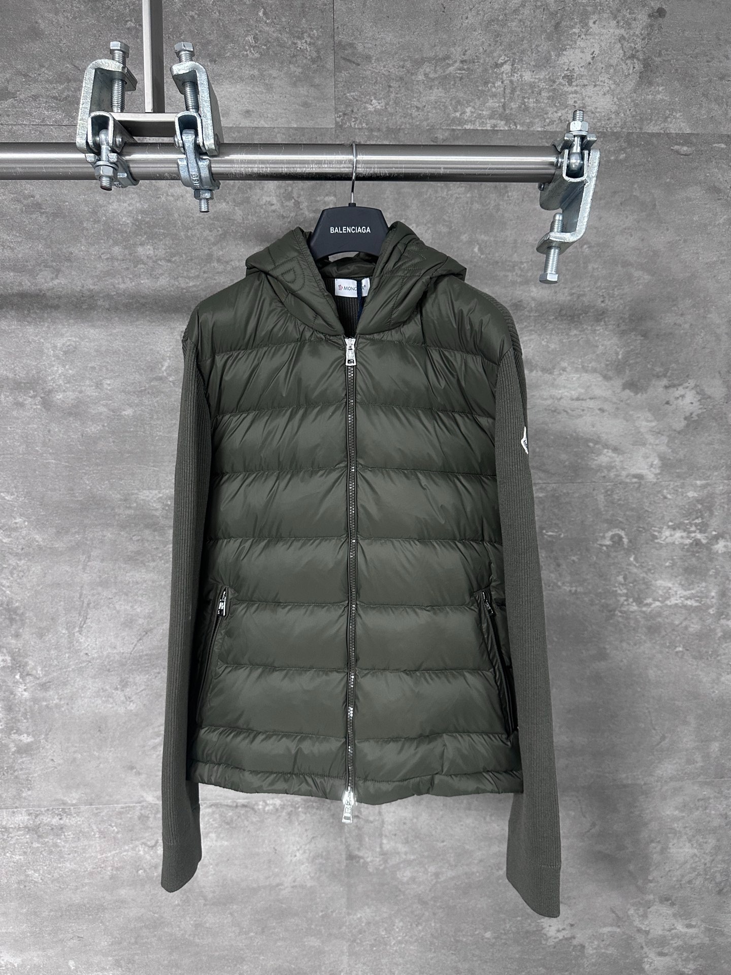 몽클레어 신상 후드자수 집업