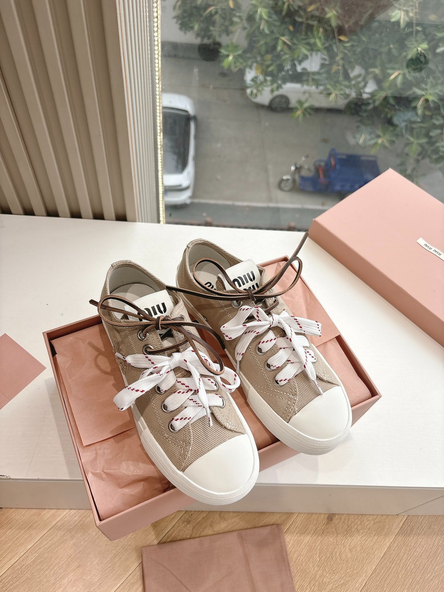 미우미우 2025 봄여름 컬렉션 런닝화