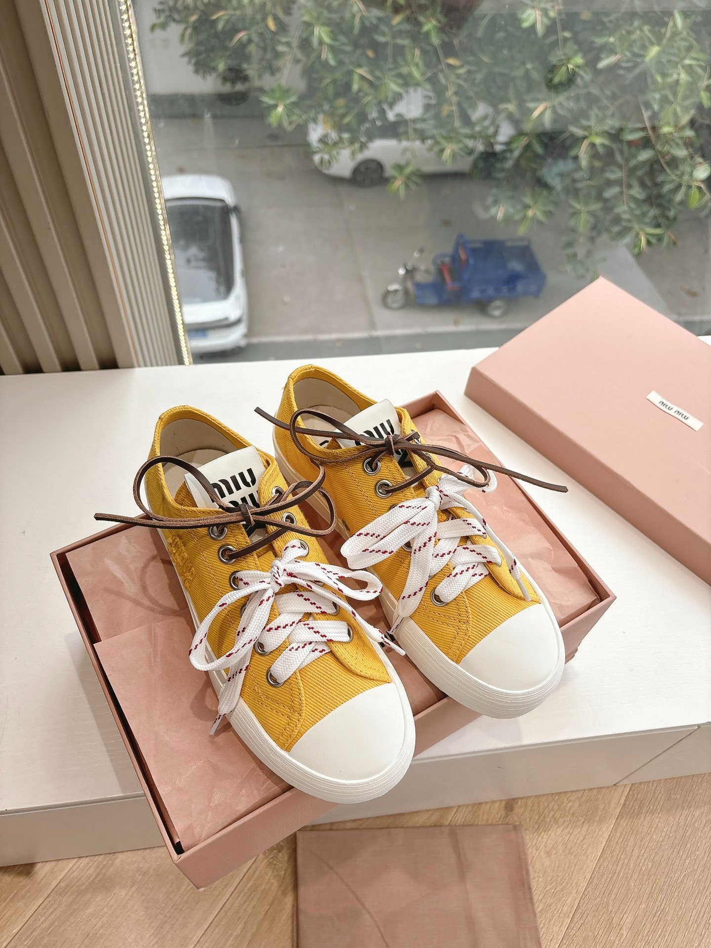 미우미우 2025 봄여름 컬렉션 런닝화