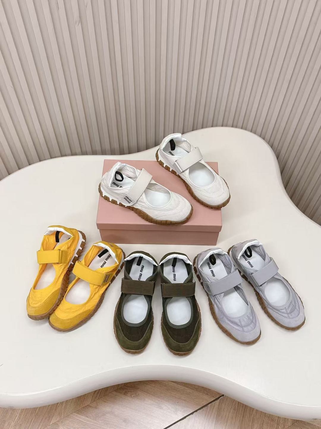 미우미우 캐주얼 스니커즈