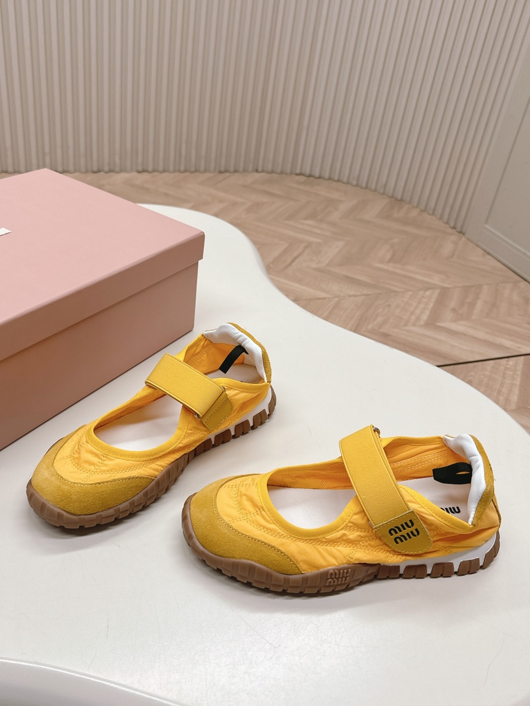 미우미우 캐주얼 스니커즈