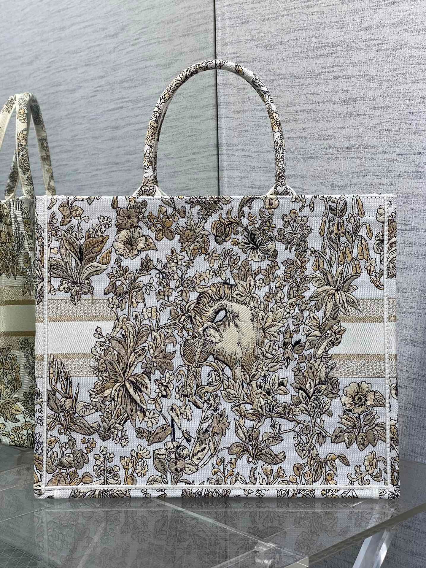 디올 Book Tote 백