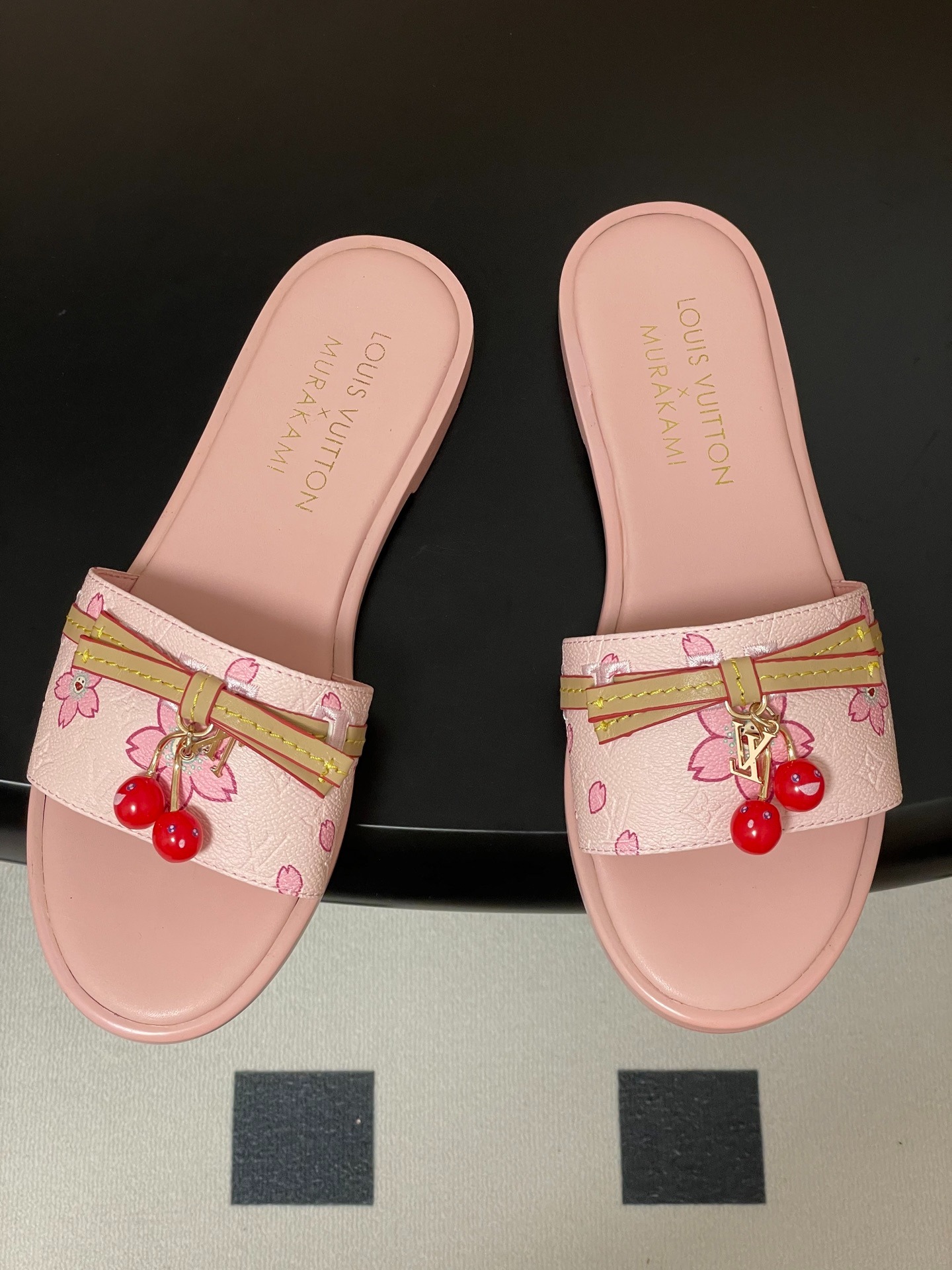 루이비통 25ss 신상 × 무*카미 체리 클래식 슬리퍼