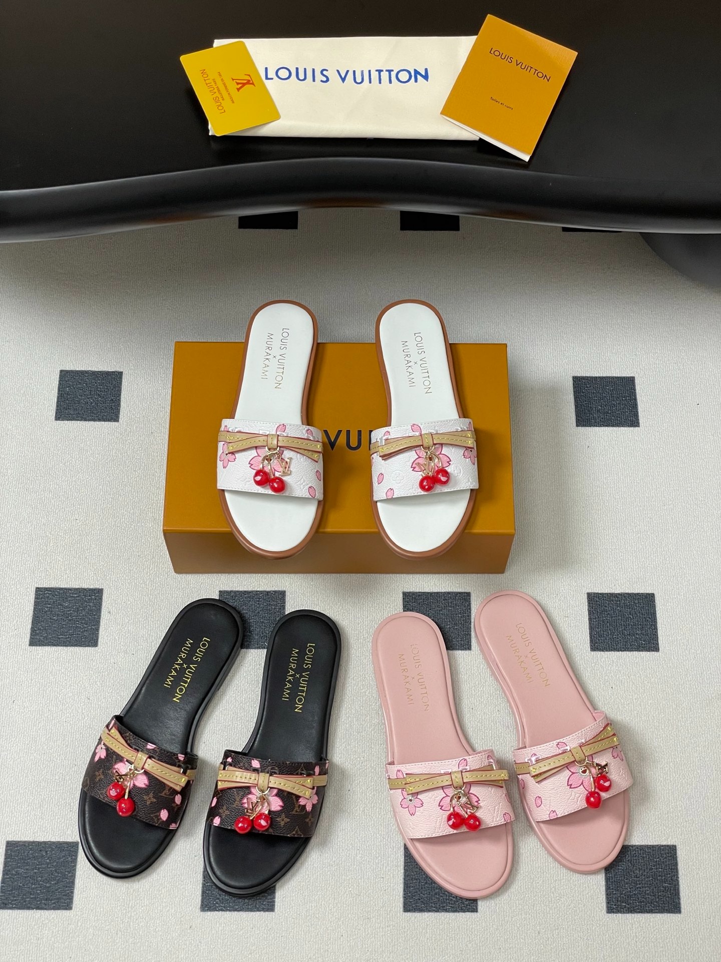 루이비통 25ss 신상 × 무*카미 체리 클래식 슬리퍼