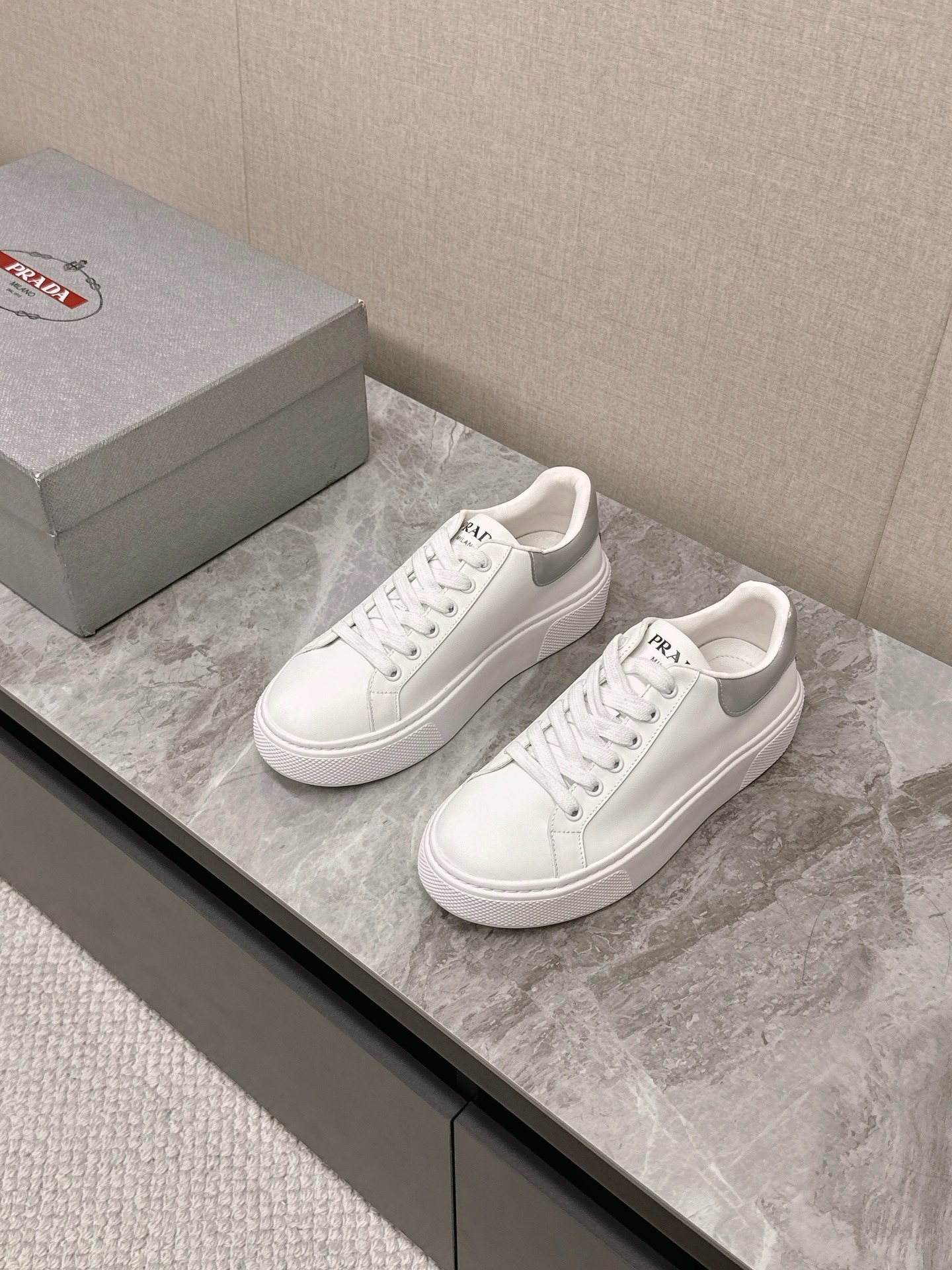 프라다 봄여름 최신 삼각로고 화이트 스니커즈