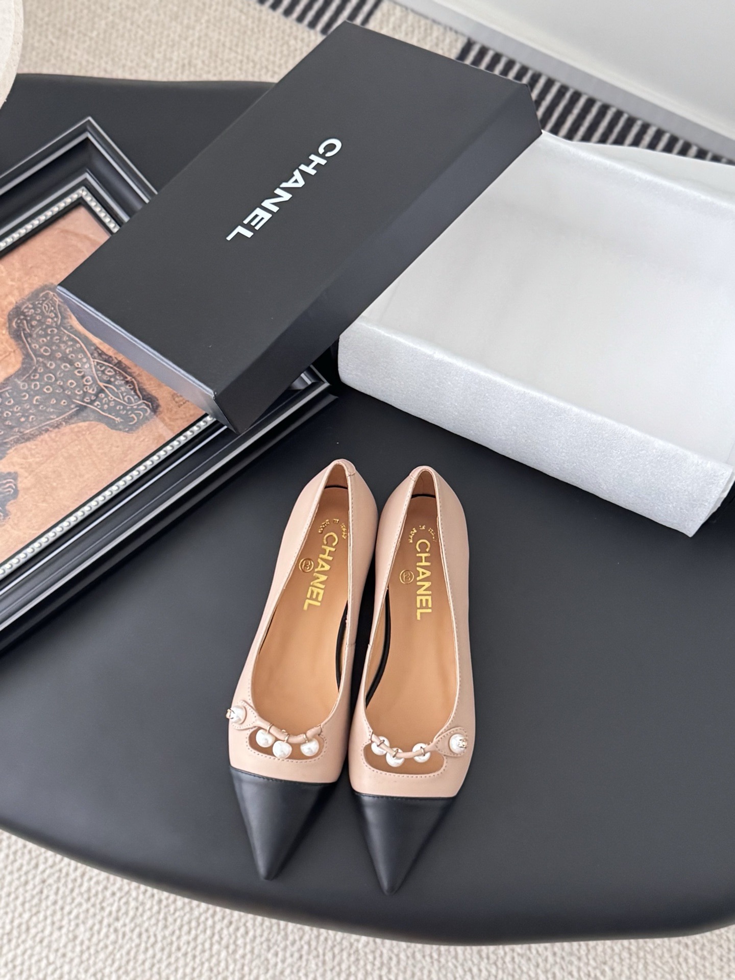 샤넬 25 신상 스틸레토 플랫