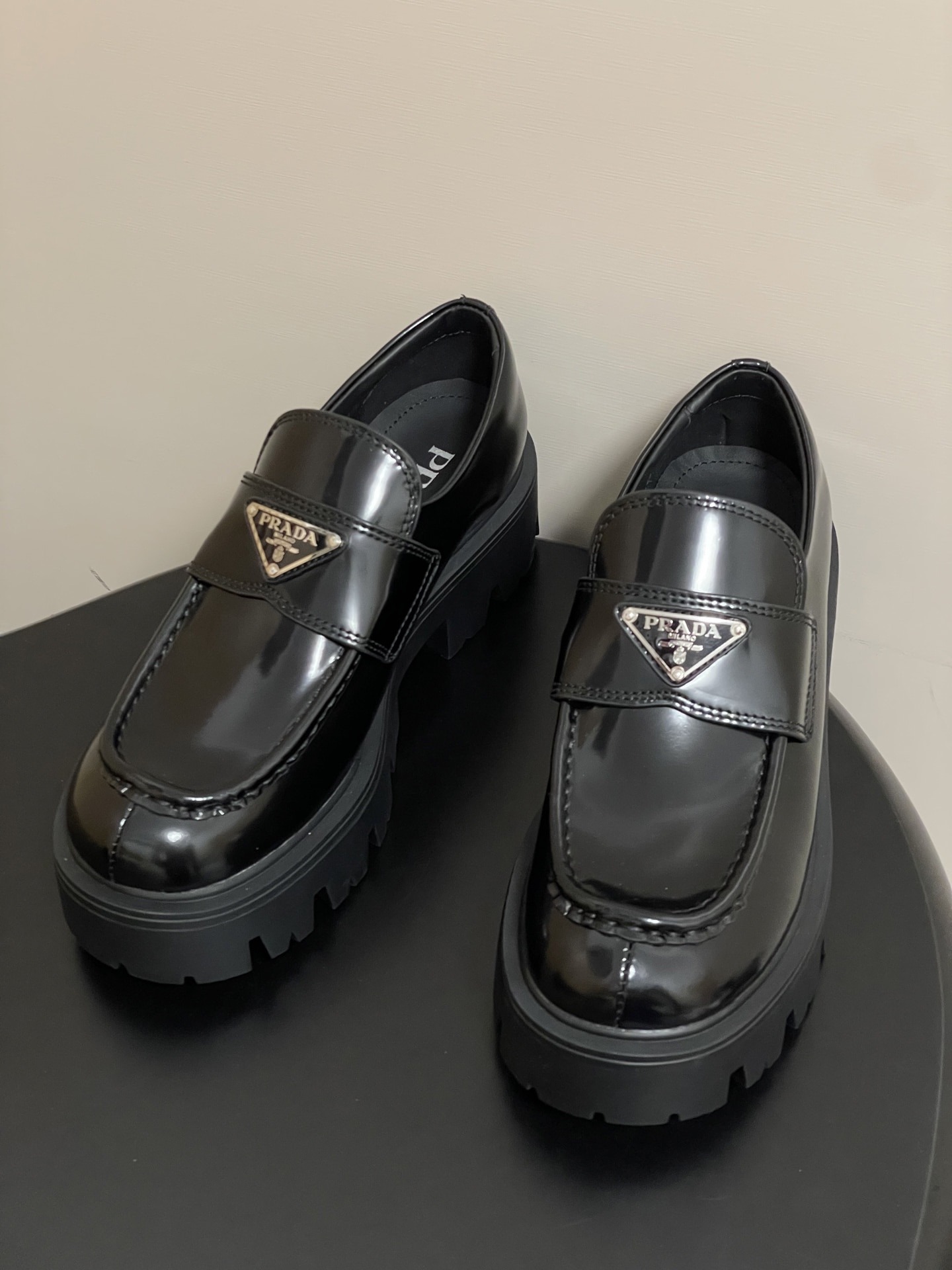 프라다 25Fw 최신 통굽 로퍼