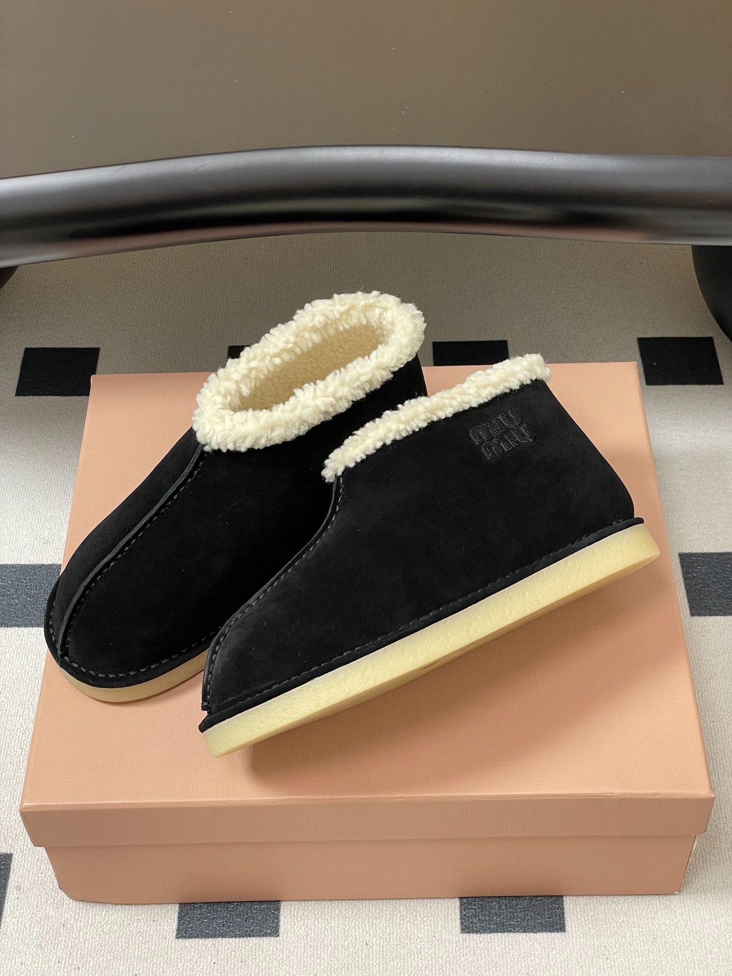 미우미우 신상 스웨이드 통굽 앵클부츠