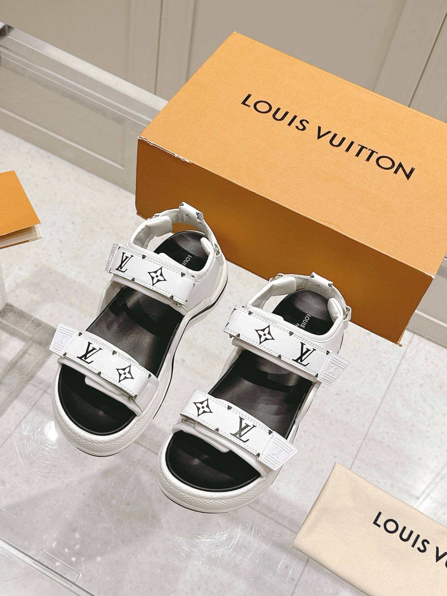 루이비통 2025 신상 아치형 벨크로 샌들